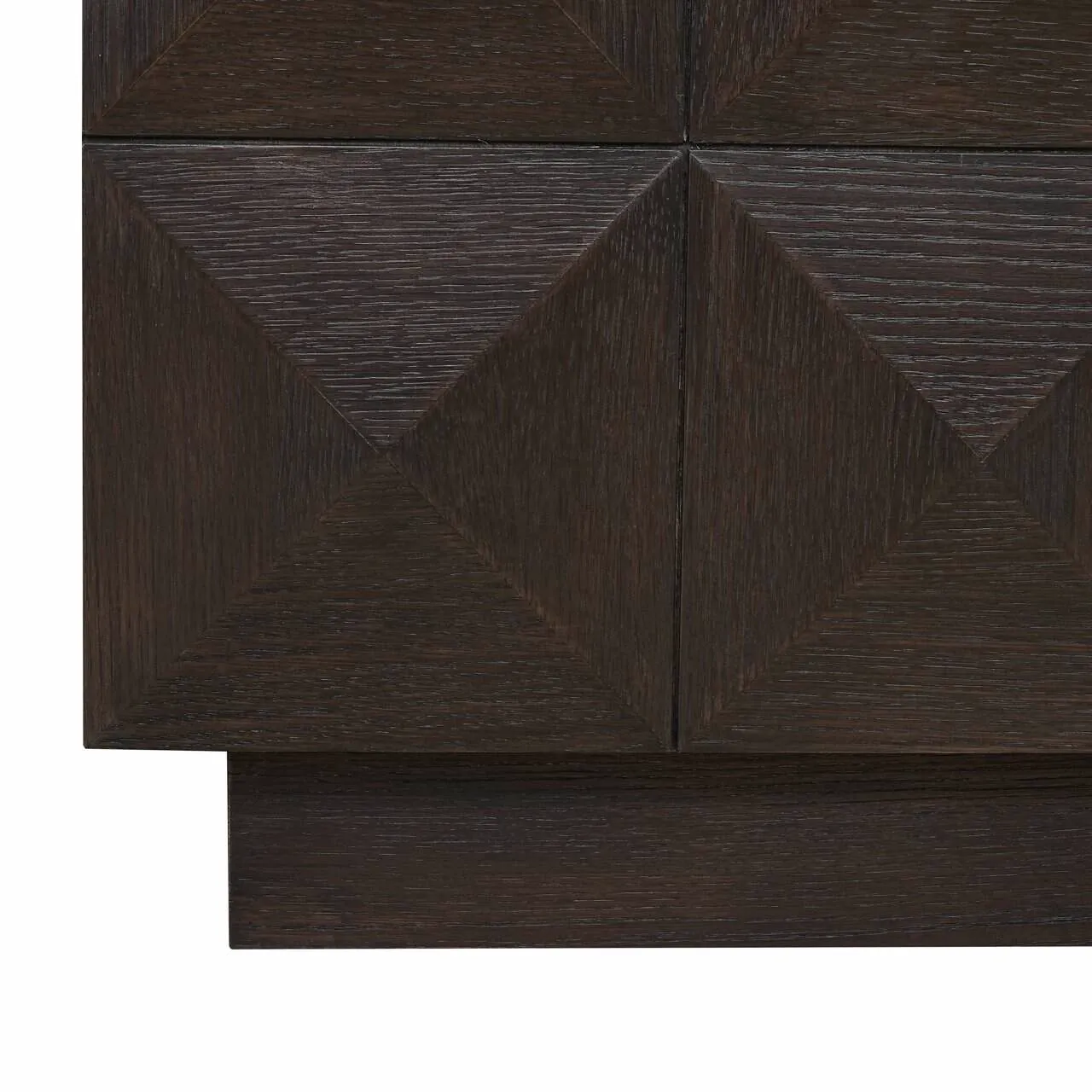 Detail des Fernsehschranks Claremont brown mit den dunkelbraunen Holztüren mit geometrischem Muster - Richmond Interiors