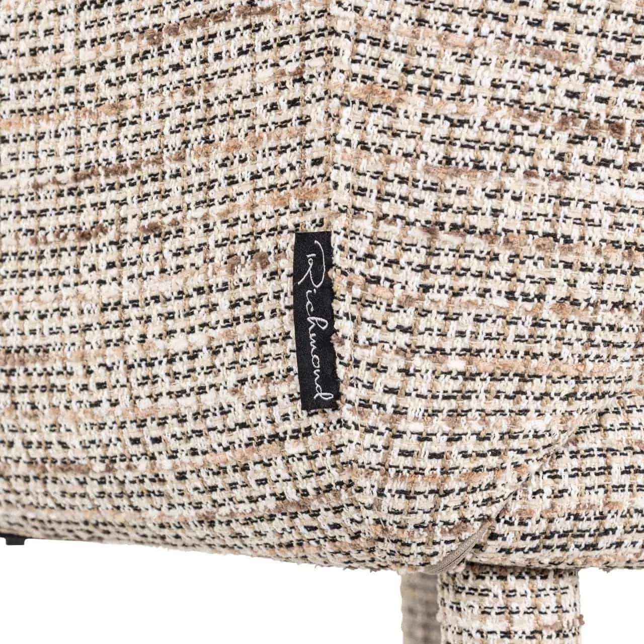 Detail des Esszimmerstuhls Donnatella trendy nature mit Nahaufnahme des gewebten Stoffes und des Richmond Interiors Etiketts