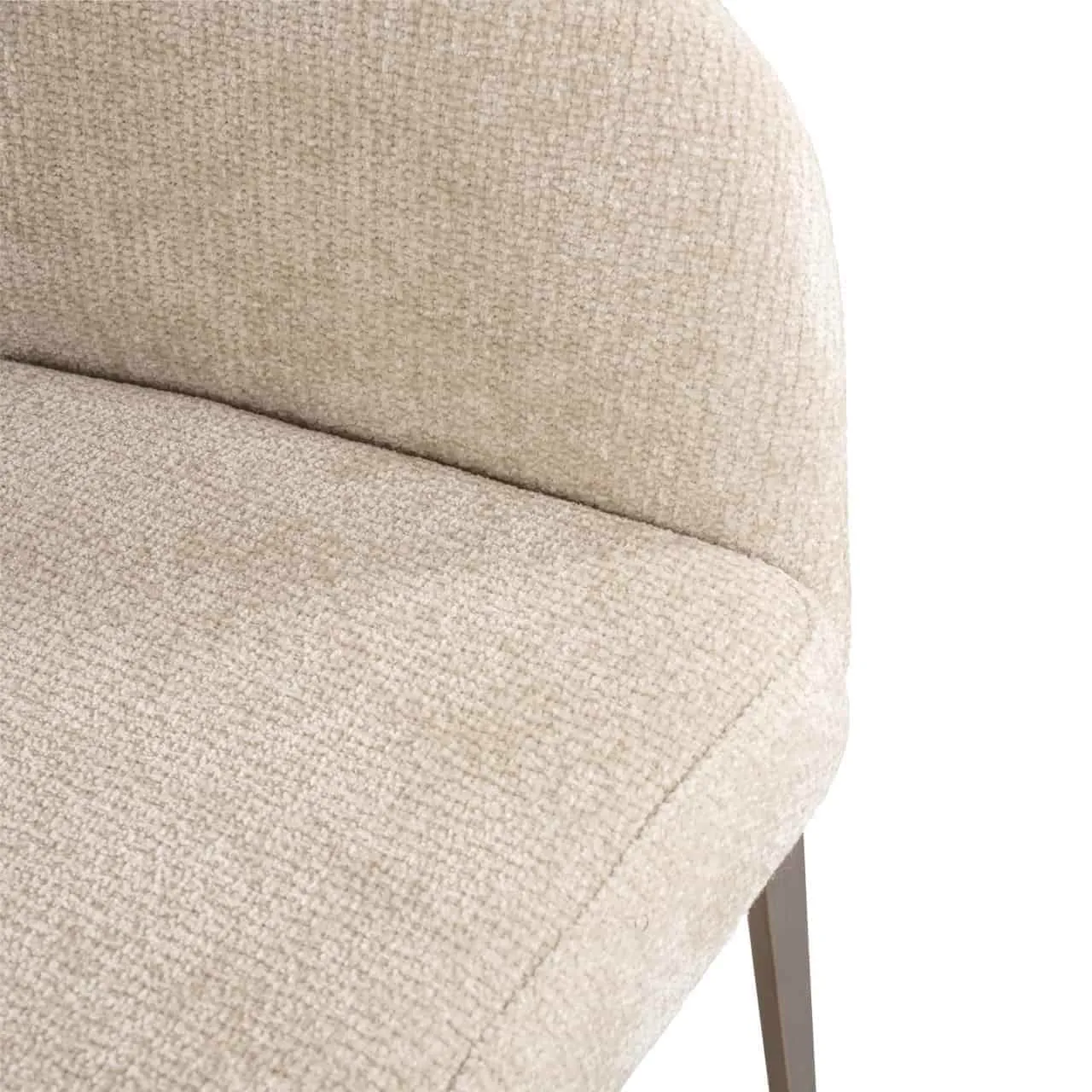 Detailaufnahme der Sitzfläche und Rückenlehne des Essstuhls Kenzi cream unicorn mit sichtbarer Stofftextur - Richmond Interiors