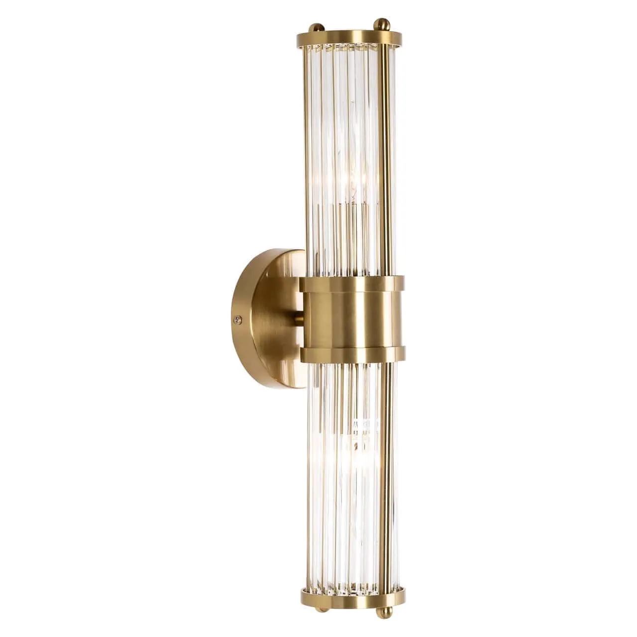 Wandleuchte Lyan brushed gold auf weißem Hintergrund, vertikal platziert mit eingeschalteten Lichtern - Richmond Interiors