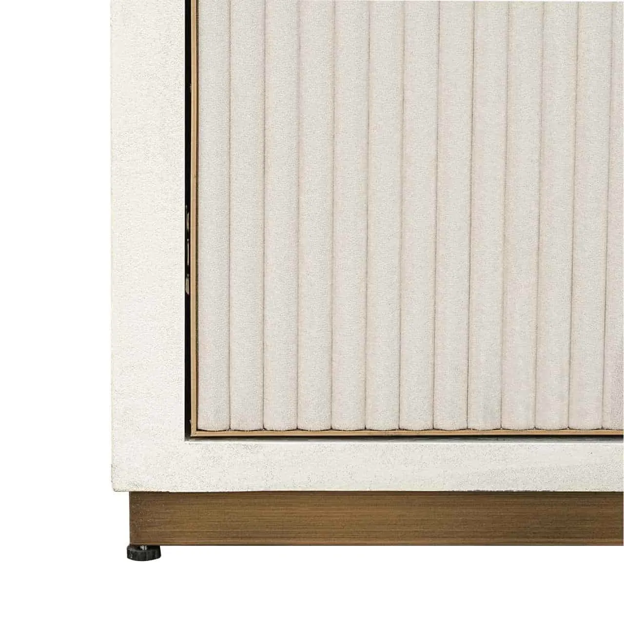 Detail des Aufbewahrungsschranks Tivoli white mit der geriffelten Tür und einem Teil des Holzsockels - Richmond Interiors