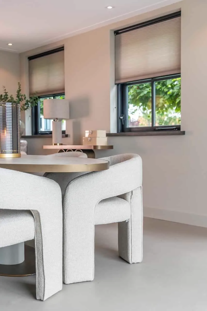Tischleuchte Joline beige auf einem Sideboard mit Dekoration, in einem hellen Wohnzimmer - Richmond Interiors