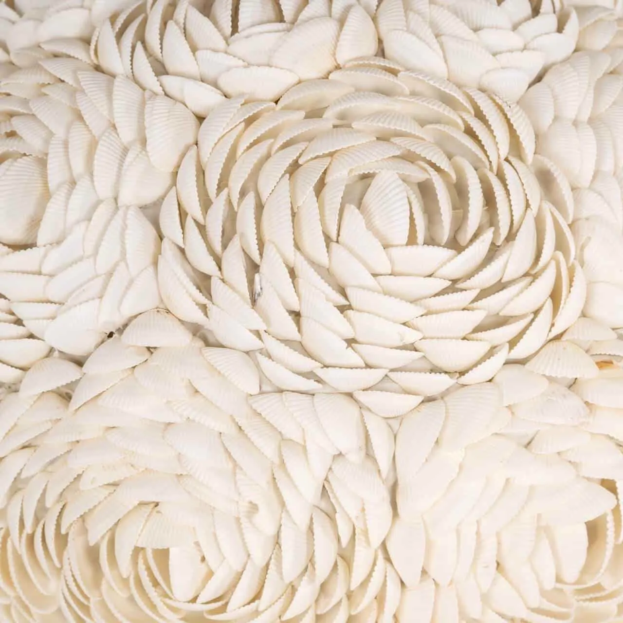 Nahaufnahme der Tischleuchte Jamie White, mit einem Muster aus kleinen, weißen Muscheln, die in Kreisen angeordnet sind - Richmond Interiors