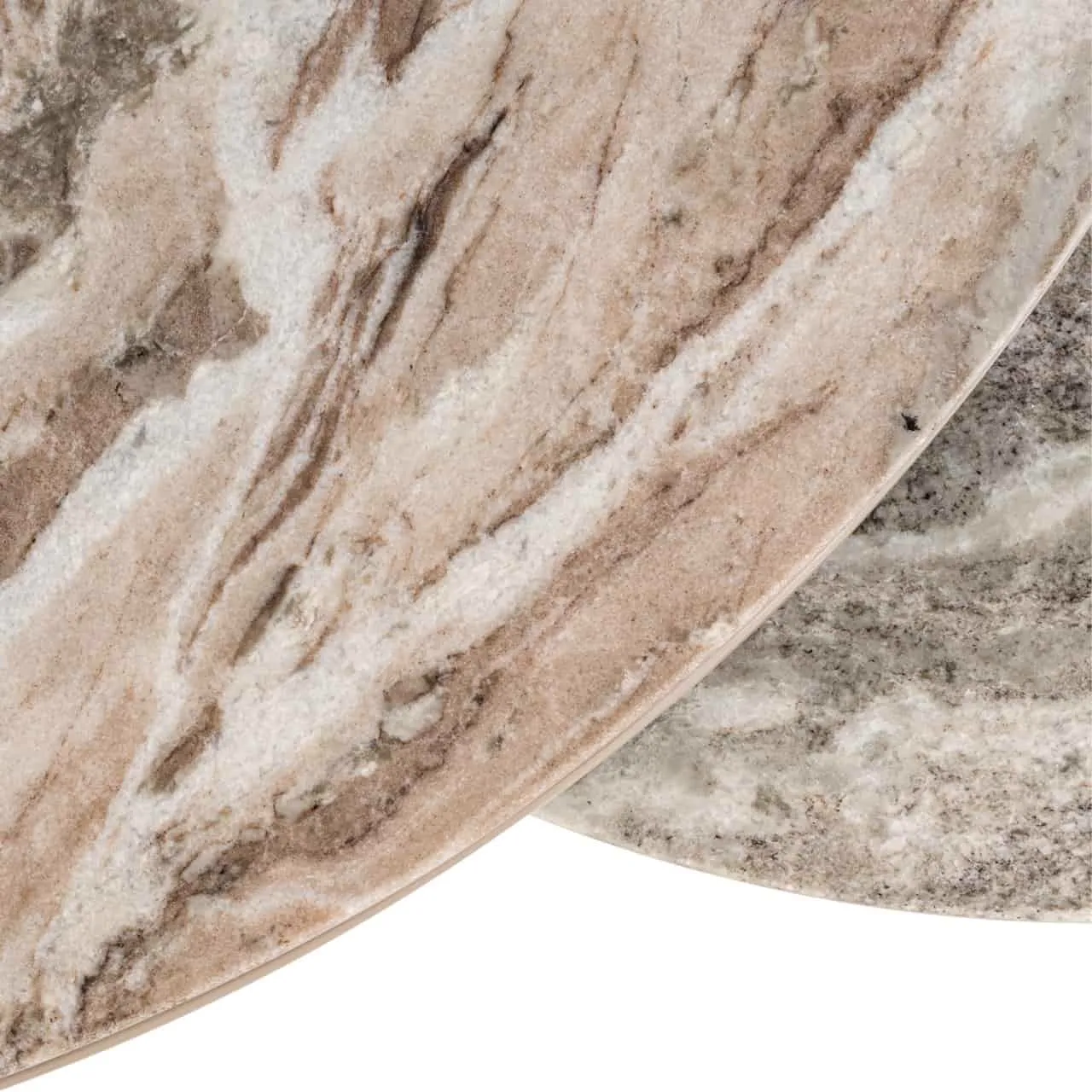 Detail des Couchtisch Fairfax clay, zwei runde Platten in Marmoroptik, schräg von oben fotografiert - Richmond Interiors