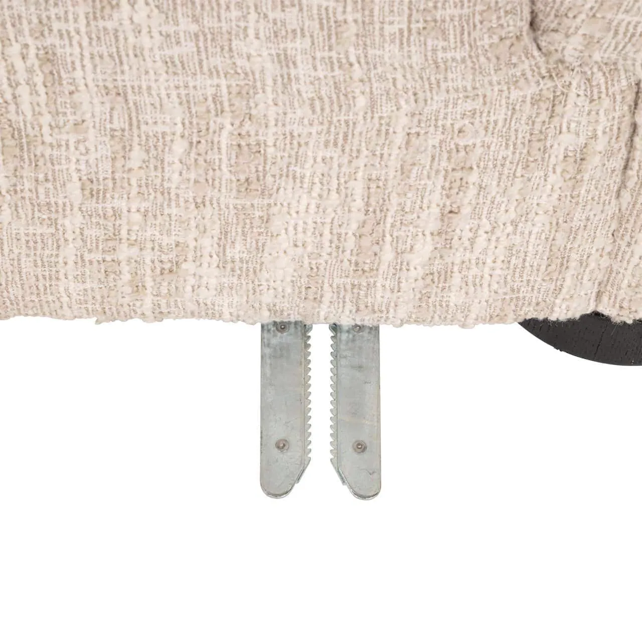 Detail der Unterseite des Sofas Pandora beige Angora Lounge Left, mit den Metallbefestigungshaken und dem Stoff - Richmond Interiors