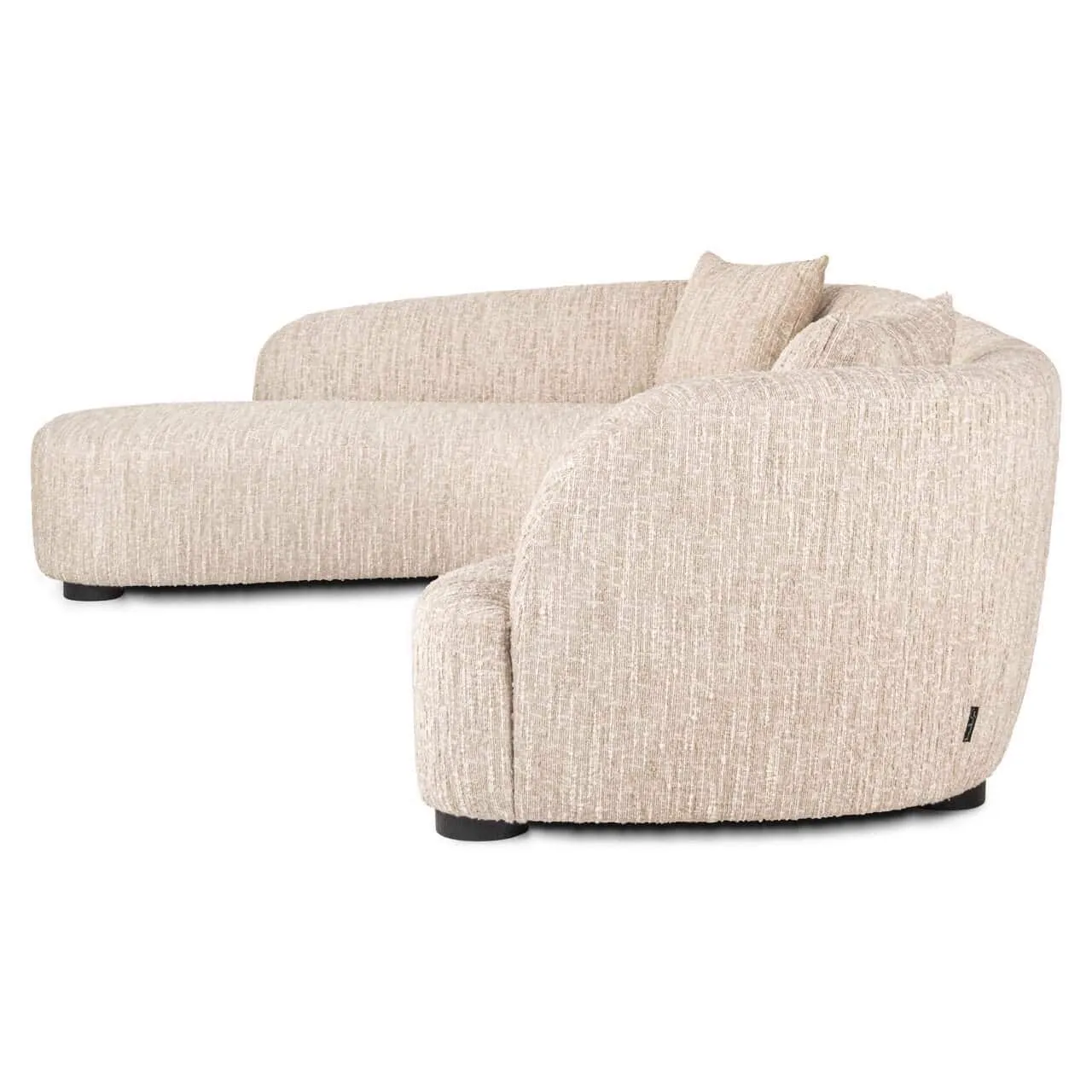 Sofa Pandora beige Angora Lounge Left auf weißem Hintergrund, aus schräger Perspektive fotografiert - Richmond Interiors