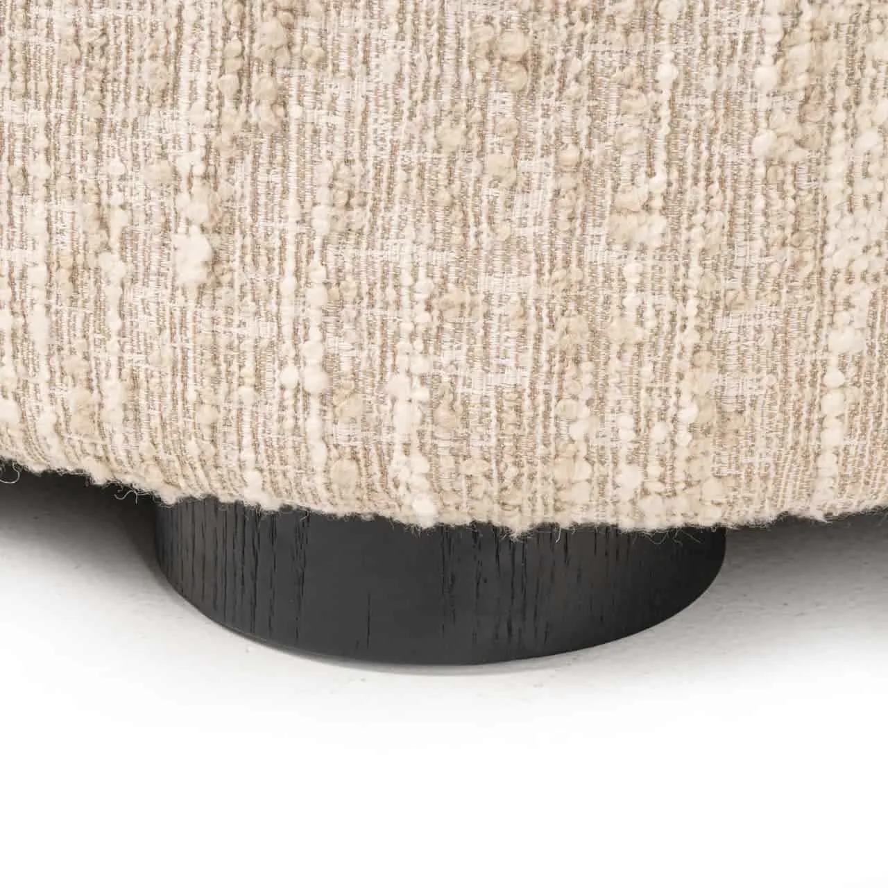 Nahaufnahme der Unterseite des Sofas Pandora beige Angora Lounge Left mit dem schwarzen Holzfuß und dem Stoff - Richmond Interiors