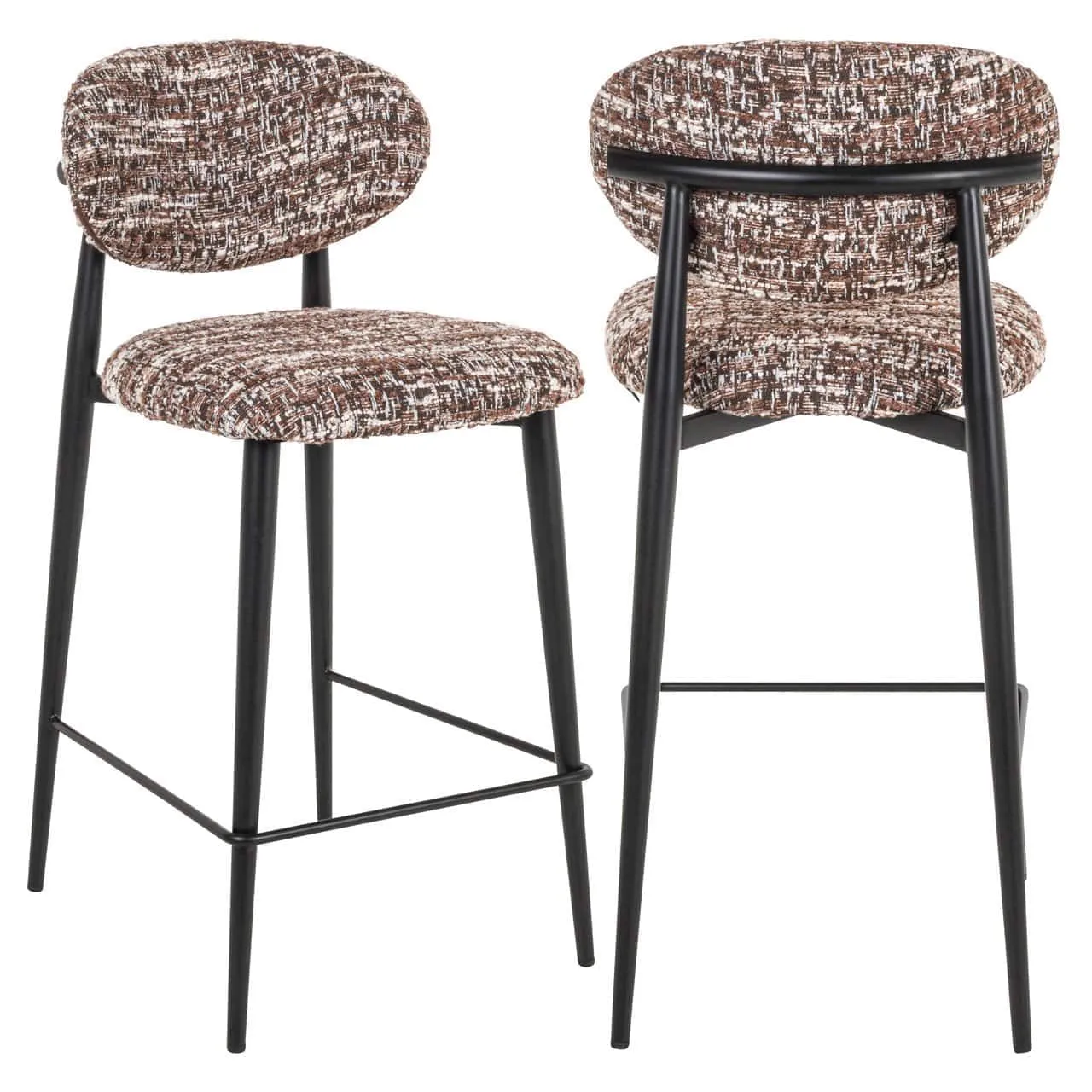 Zwei Counterstühle Dantes hazel mit schwarzen Beinen auf weißem Hintergrund, aus leicht schräger Vorderansicht - Richmond Interiors