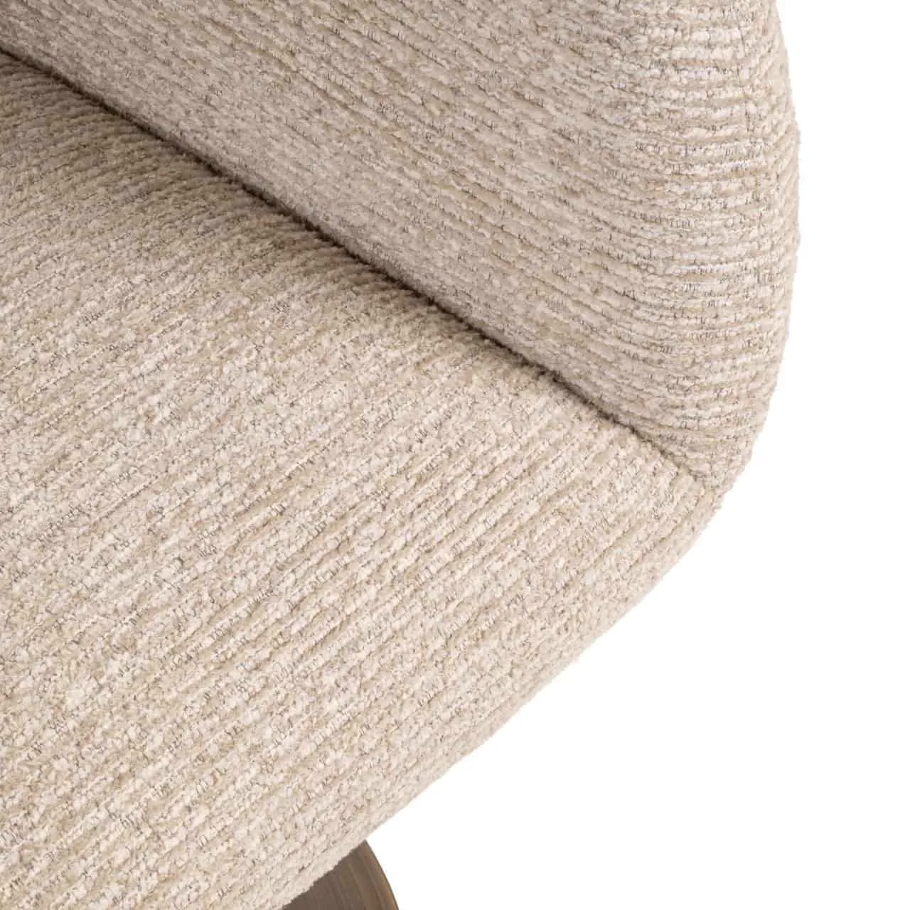Close-up van de textuur en de ronding van de rugleuning van eetkamerstoel Aldo natural linear swivel op een witte achtergrond - Richmond Interiors