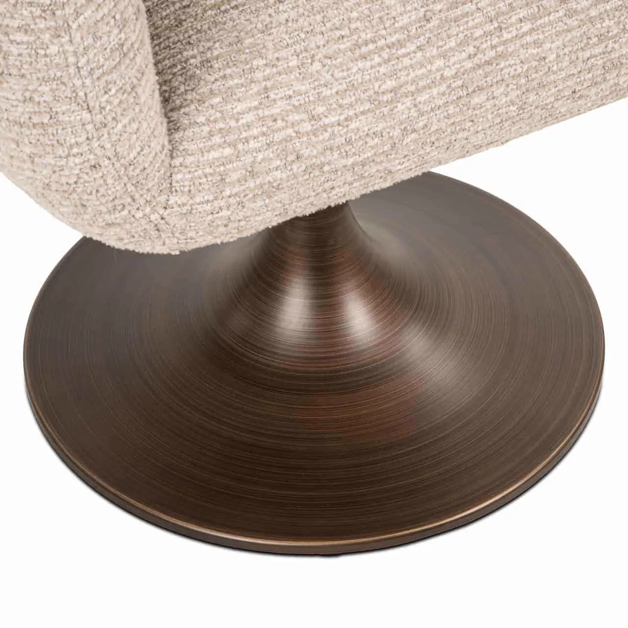 Close-up van de Eetkamerstoel Aldo natural linear swivel, met focus op de beige stoffen zitting en de ronde bronzen draaivoet - Richmond Interiors