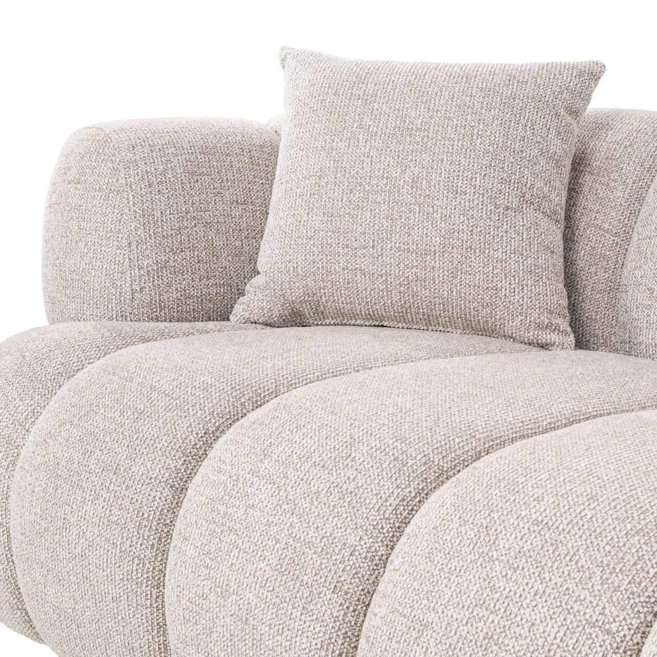 Nahaufnahme des Sofas Amelia natur fancy, mit einem Kissen und der gerippten Sitzfläche auf weißem Hintergrund - Richmond Interiors