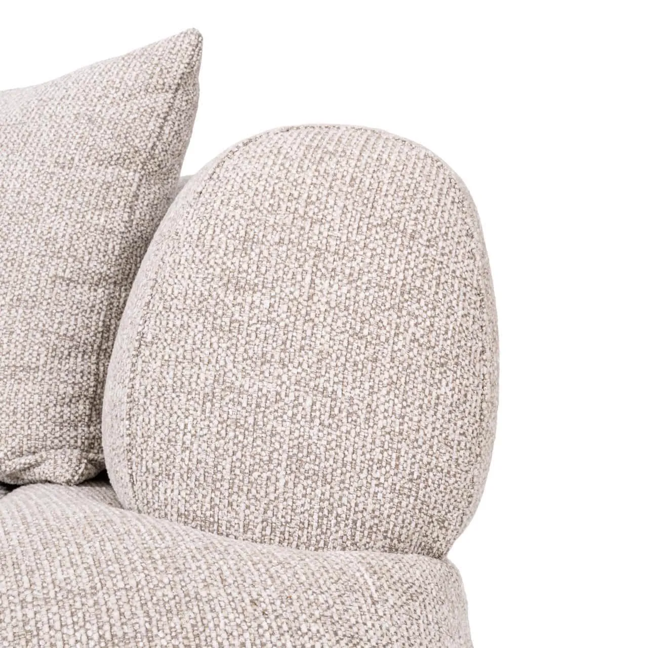 Detail des Sofas Amelia natur fancy, mit der Stofftextur und einem Kissen auf weißem Hintergrund - Richmond Interiors