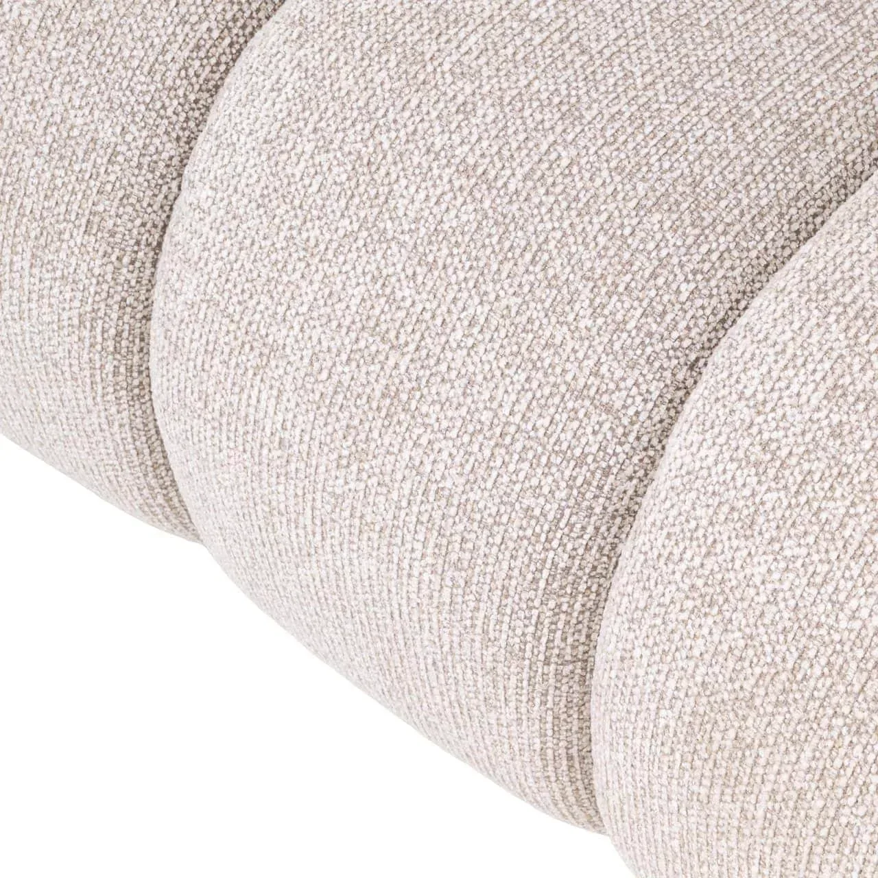 Nahaufnahme des Sofas Amelia natur fancy, mit der Stofftextur und den Rundungen des Sofas - Richmond Interiors