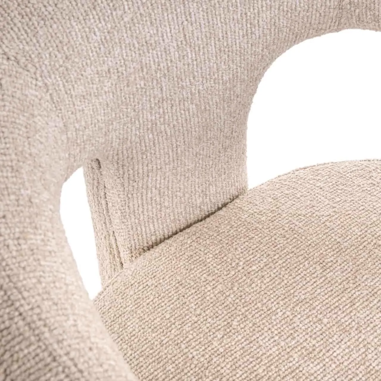 Detailopname van de zitting en rugleuning van counterstoel Belle biscotti, met de textuur van de stof - Richmond Interiors