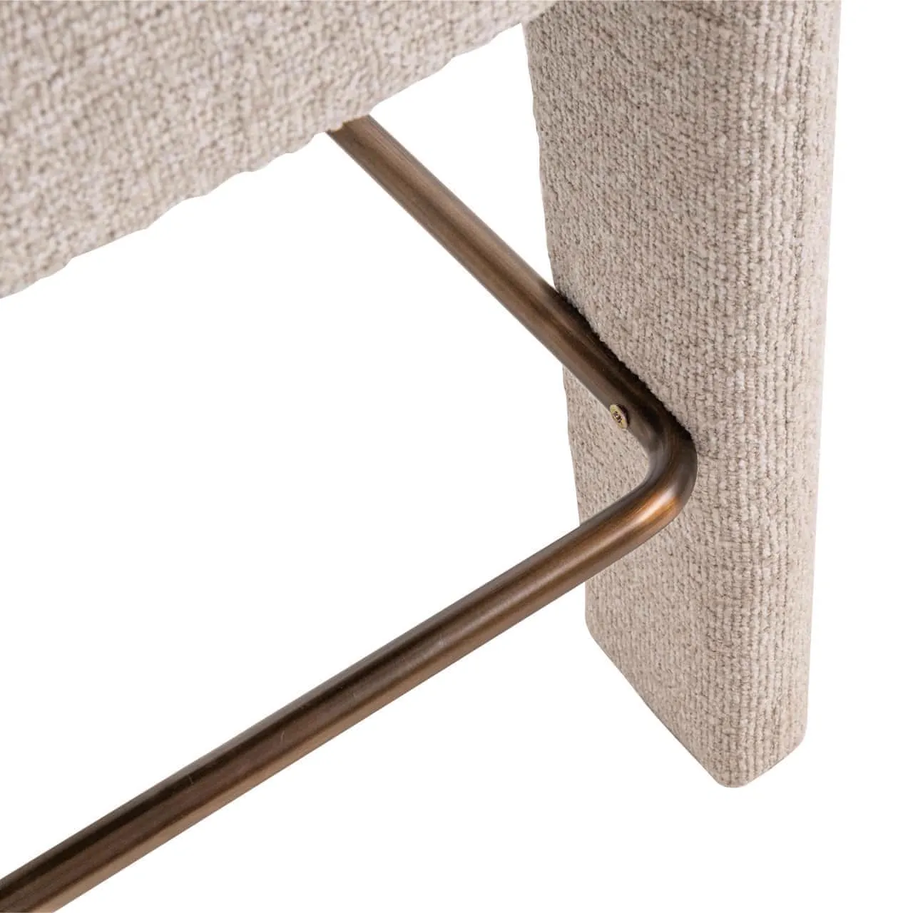 Detail van de Counterstoel Belle biscotti, met een close-up van de stoffen bekleding en de metalen poot - Richmond Interiors