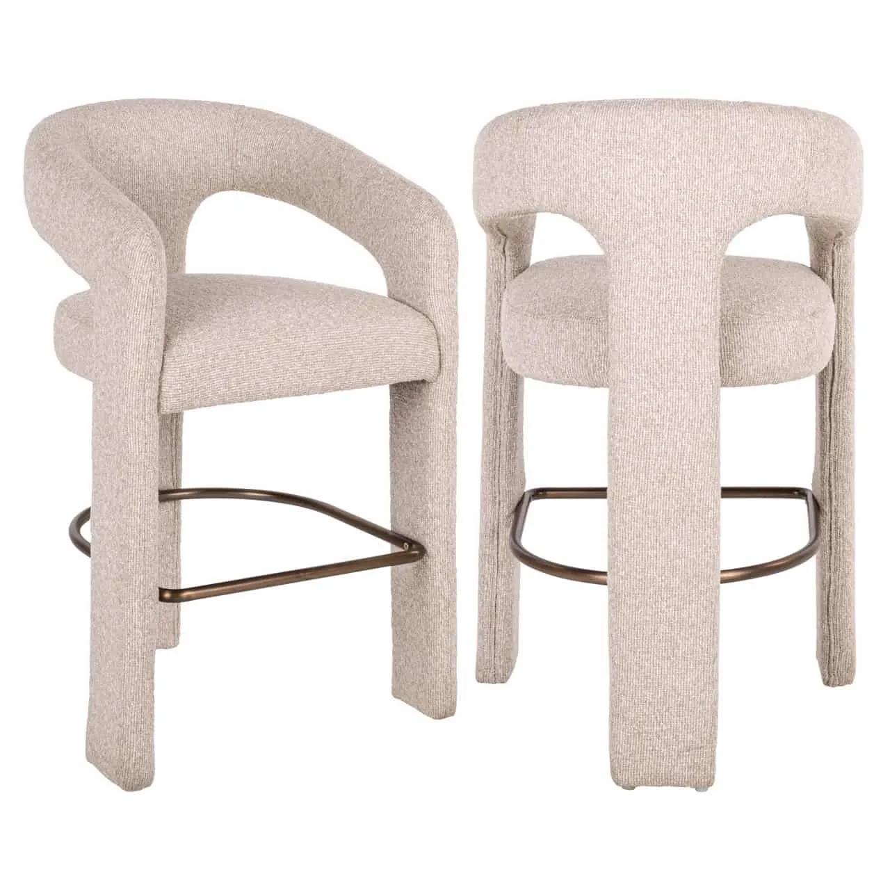 Twee counterstoelen Belle biscotti op een witte achtergrond, van voren en schuin van achteren gefotografeerd - Richmond Interiors
