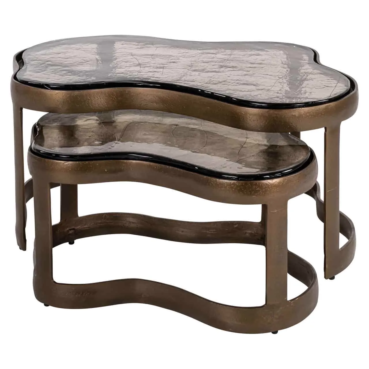 Set aus zwei Fairfield Messing Antik Couchtischen mit gewellten Glasplatten auf weißem Hintergrund - Richmond Interiors