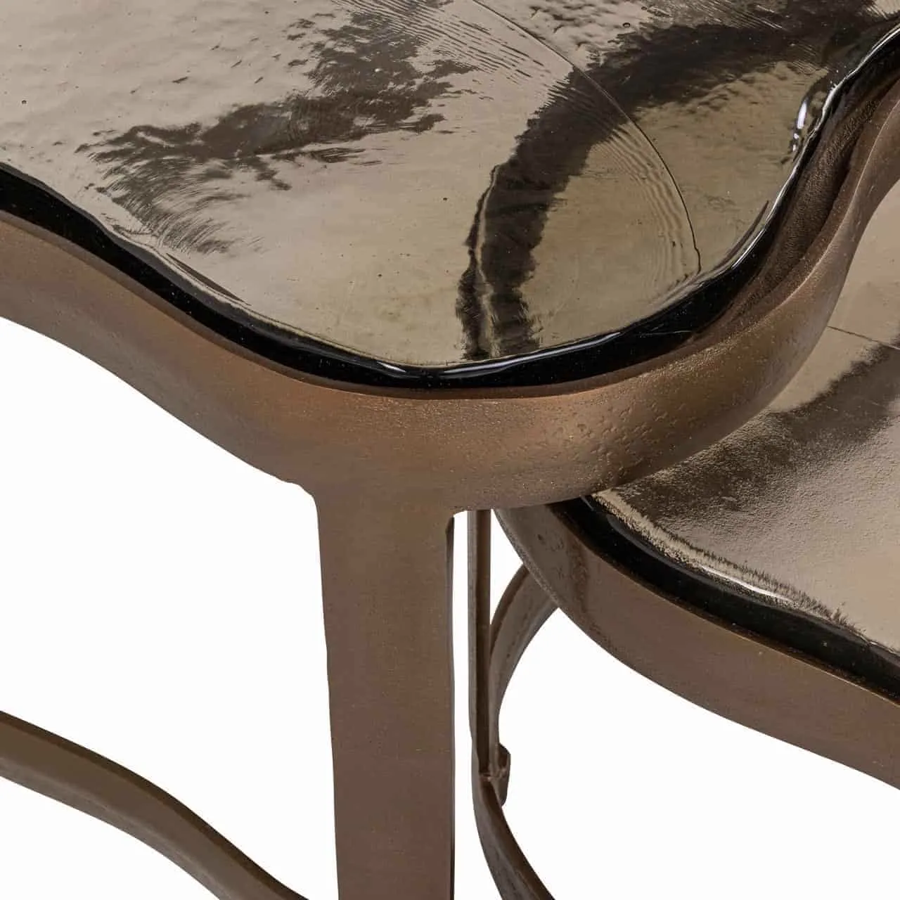 Detail des Couchtisch Fairfield Messing Antik, mit dem oberen Tisch und einem Teil des unteren Tisches - Richmond Interiors