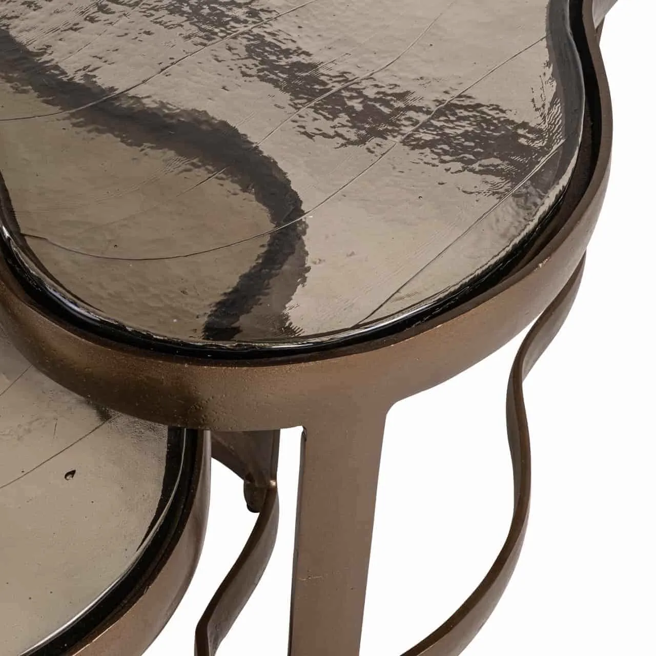 Nahaufnahme des oberen Couchtisch Fairfield Messing Antik, mit der Glasplatte und dem Metallrand - Richmond Interiors