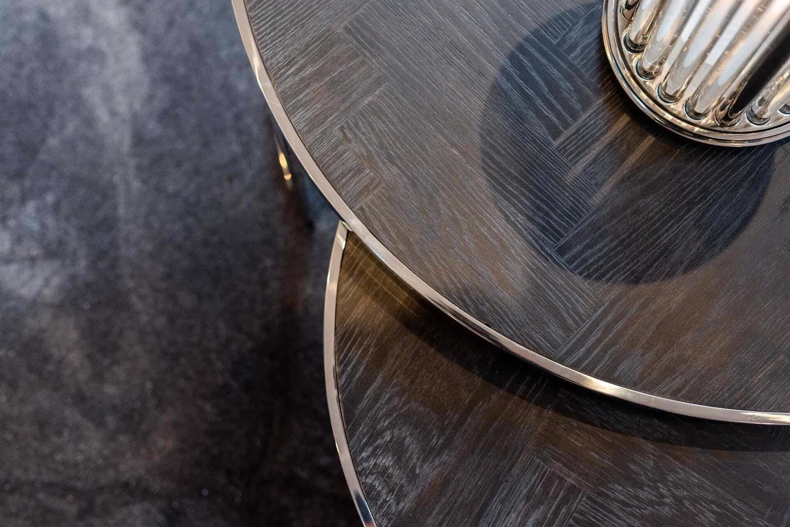 Nahaufnahme der beiden runden Couchtisch Blackbone Silver black rustic, von oben gesehen - Richmond Interiors