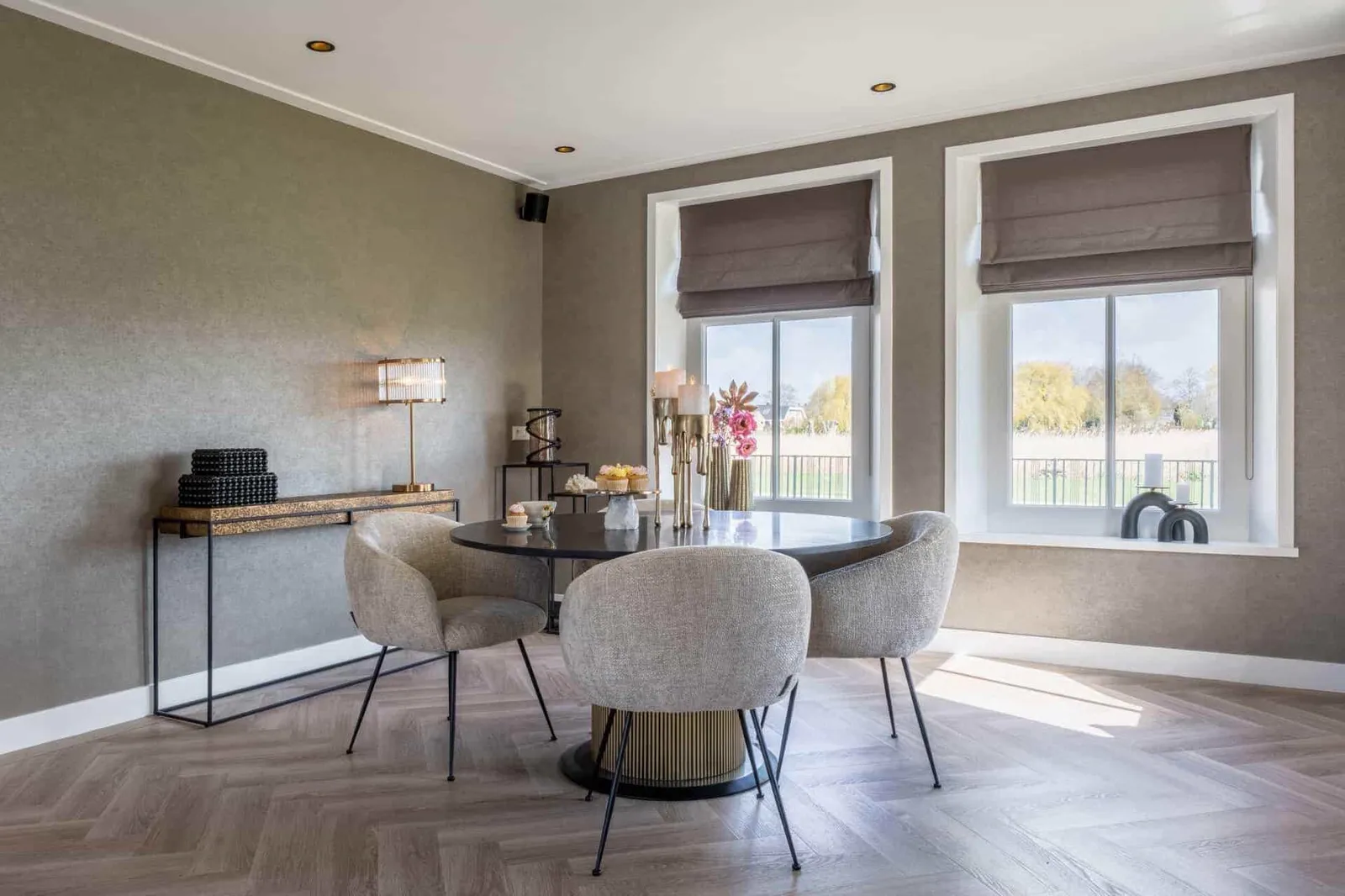 Tischleuchte Loiza Brushed Gold auf einem Sideboard aus Holz in einem stimmungsvollen Esszimmer - Richmond Interiors