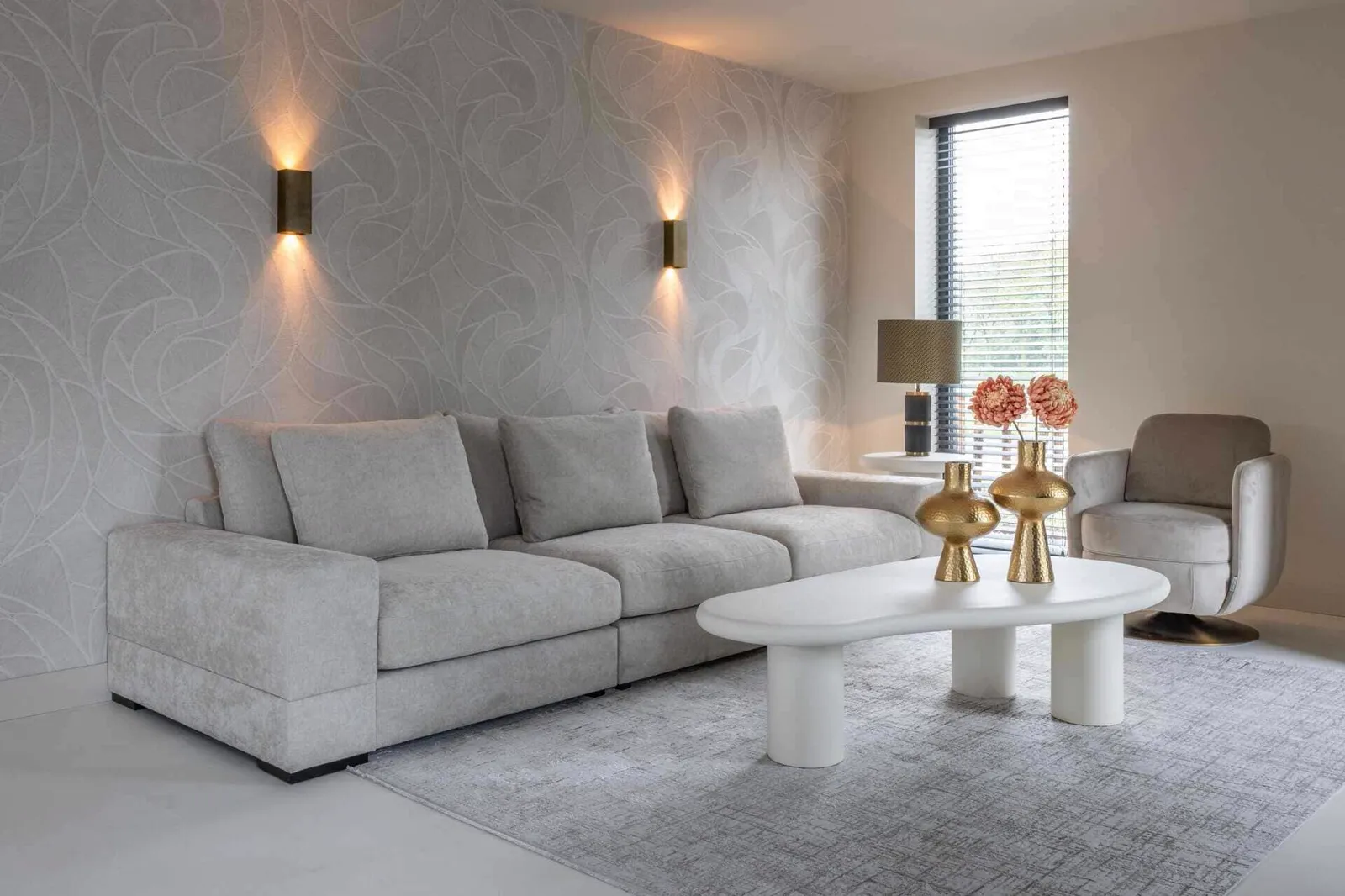 Der Couchtisch Bloomstone white 160x80 in einem hellen Wohnzimmer mit grauem Sofa und Teppich - Richmond Interiors