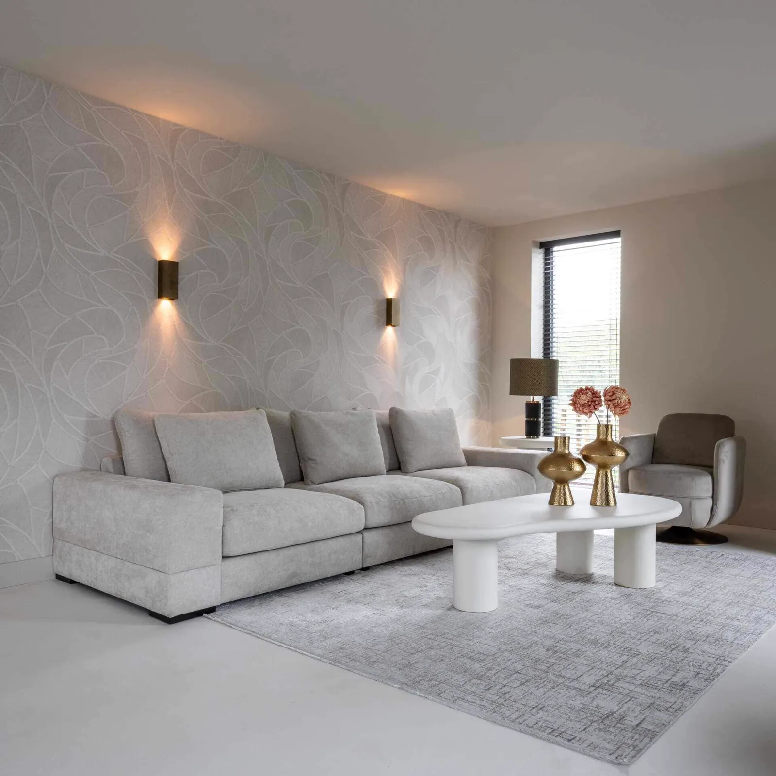 Der Couchtisch Bloomstone white 160x80 in einem hellen Wohnzimmer mit grauem Sofa und Teppich - Richmond Interiors