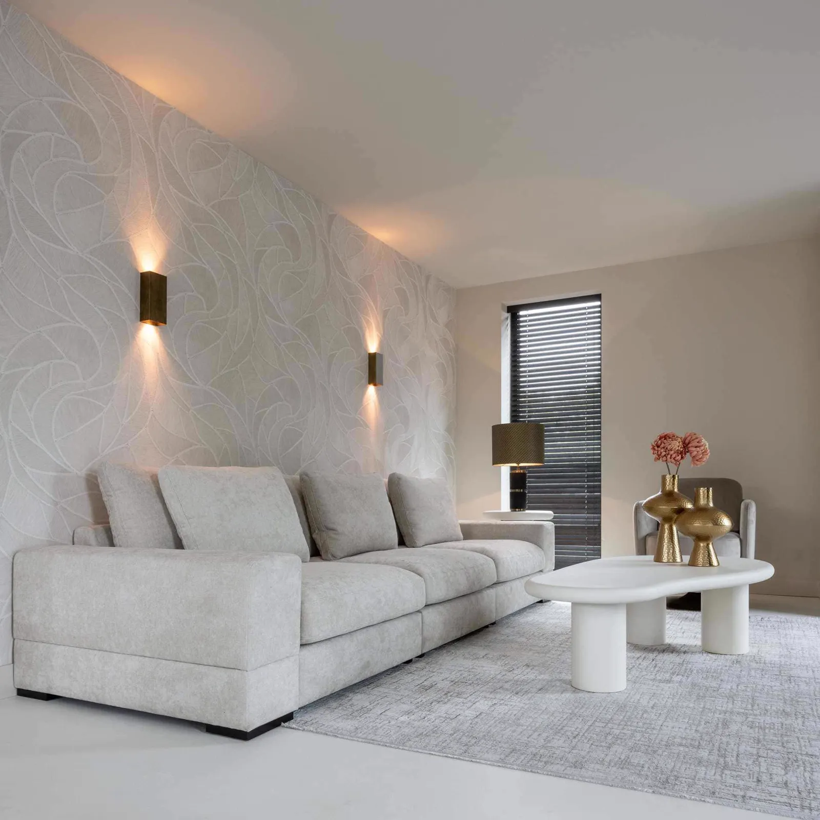 Der Couchtisch Bloomstone white 160x80 steht im Mittelpunkt eines hellen Wohnzimmers mit Sofa und Teppich - Richmond Interiors