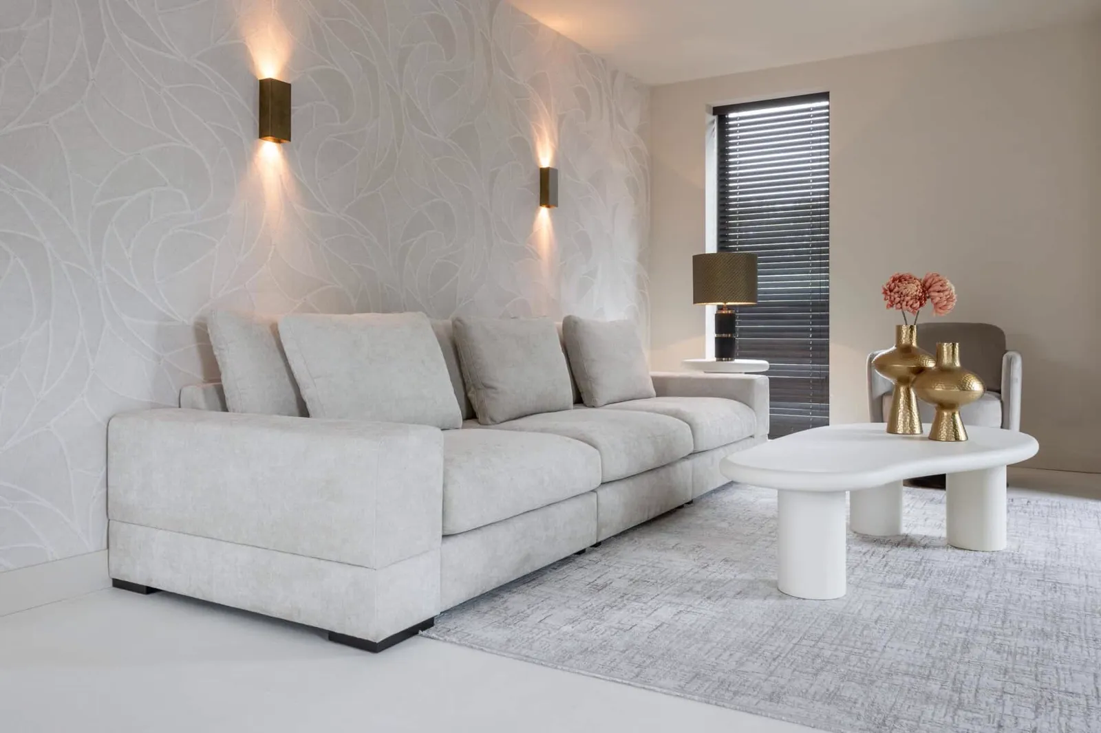 Der Couchtisch Bloomstone white 160x80 in einem hellen Wohnzimmer mit Sofa und Teppich - Richmond Interiors