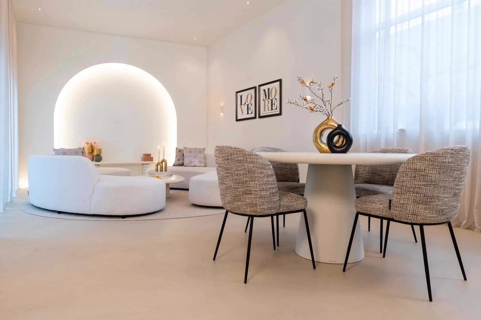 Zwei Esszimmerstühle Elvi trendy nature brandschutz an einem Esstisch in einem hellen Wohnzimmer - Richmond Interiors
