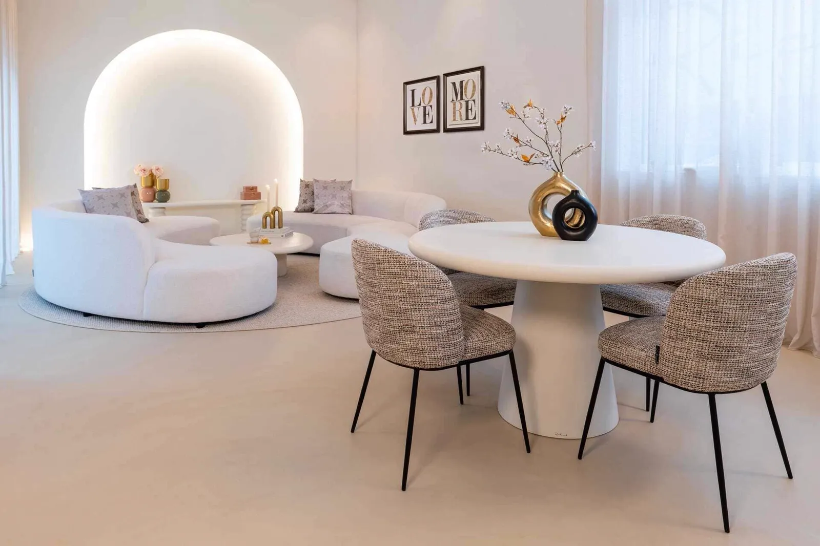 Esszimmerstuhl Elvi trendy nature brandschutz in einer modernen Esszimmeranordnung mit einem weißen Tisch - Richmond Interiors