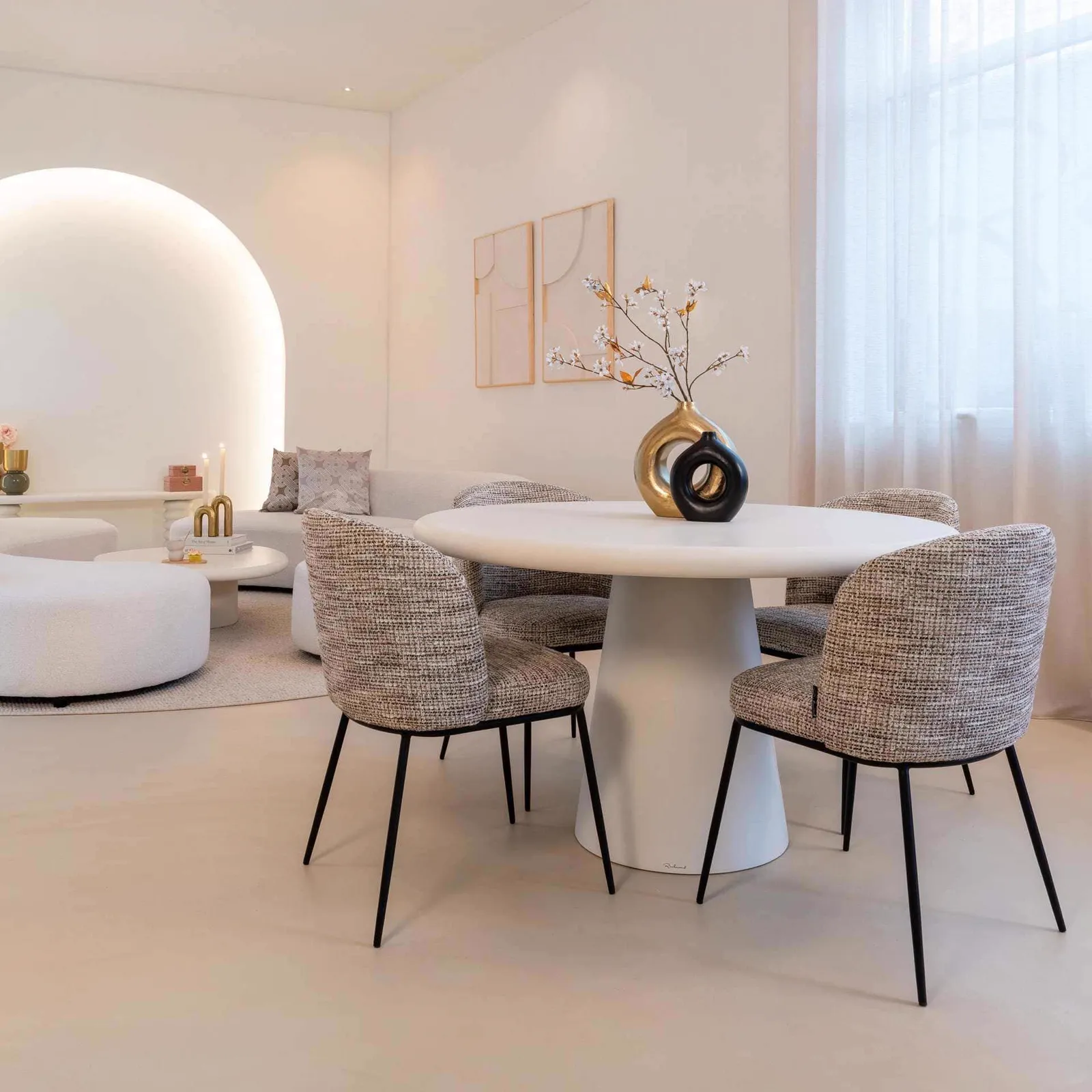 Set aus zwei Esszimmerstühlen Elvi trendy nature brandschutz an einem runden Esstisch in einem hellen Wohnzimmer - Richmond Interiors