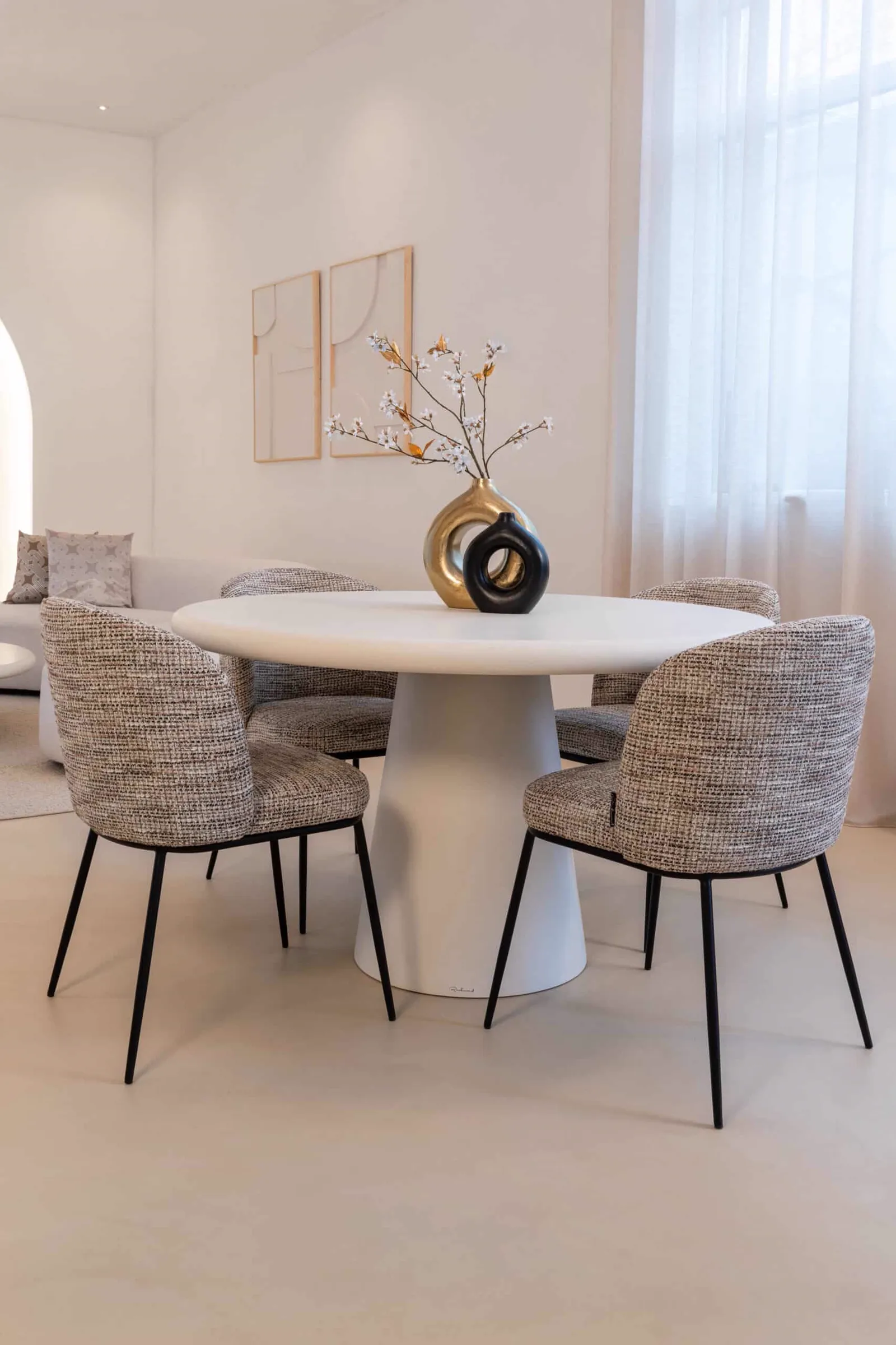 Esszimmerstuhl Elvi trendy nature brandschutz im 2er-Set, an einem runden Esstisch in einem hellen Wohnzimmer stehend - Richmond Interiors
