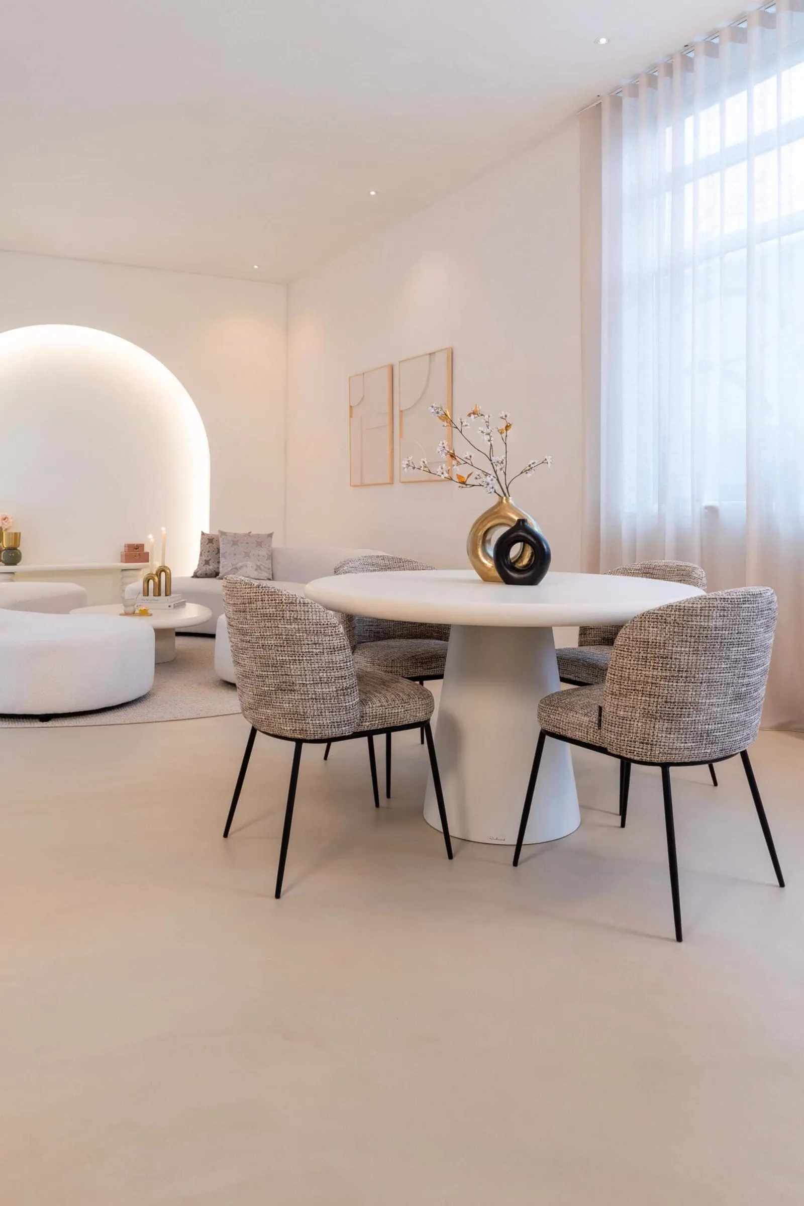 Vier Esszimmerstühle Elvi trendy nature brandschutz an einem runden Esstisch in einem hellen Wohnzimmer - Richmond Interiors