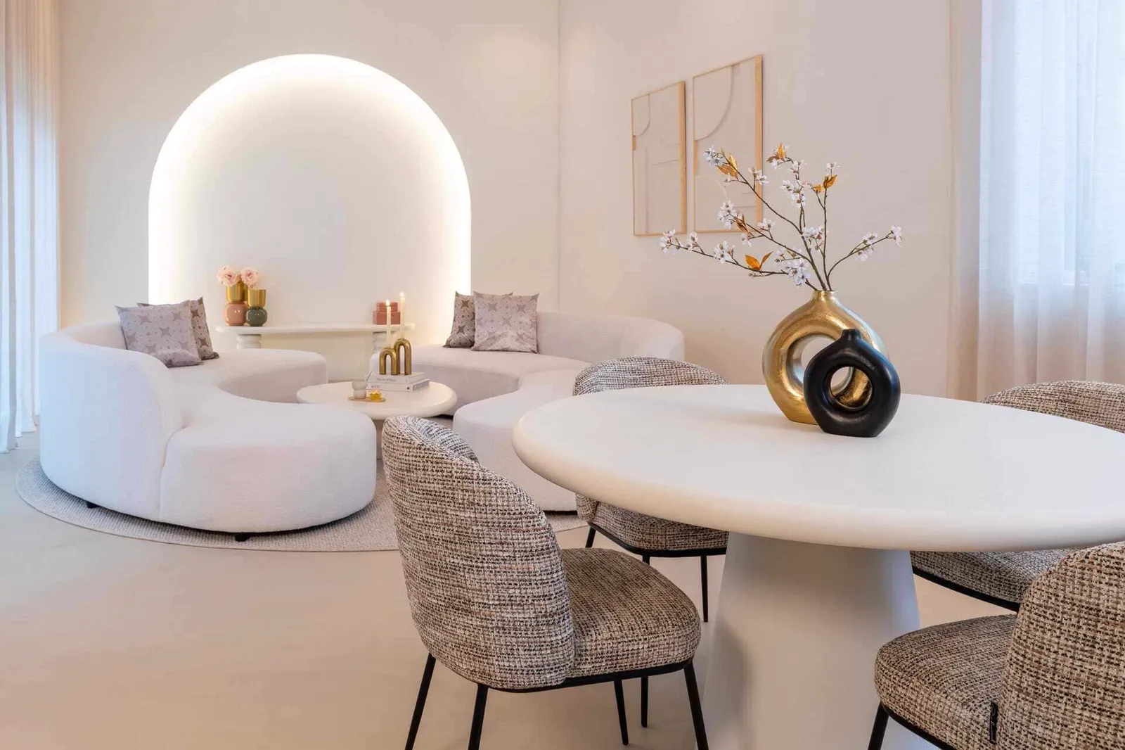 Esszimmerstuhl Elvi trendy nature brandschutz an einem Esstisch in einem hellen Wohnzimmer - Richmond Interiors