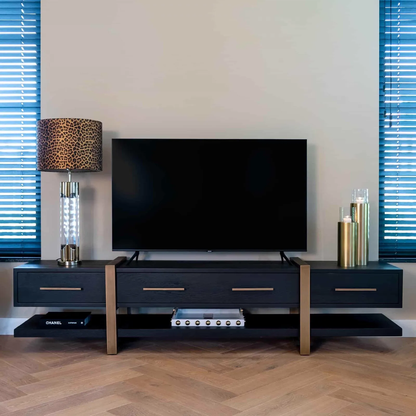 Das TV-Sideboard Cambon dark coffee in einem Wohnzimmer mit Fernseher, Lampe und Dekoration - Richmond Interiors