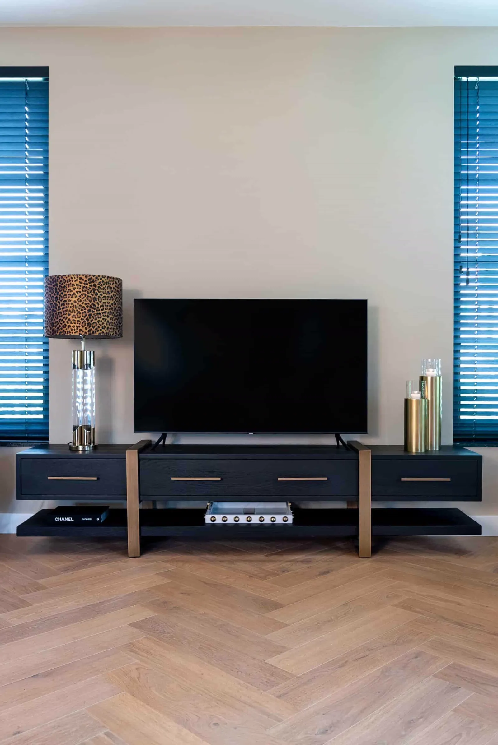 TV-Sideboard Cambon dark coffee in einem Wohnzimmer mit Fernseher, Lampe und Dekoration darauf - Richmond Interiors