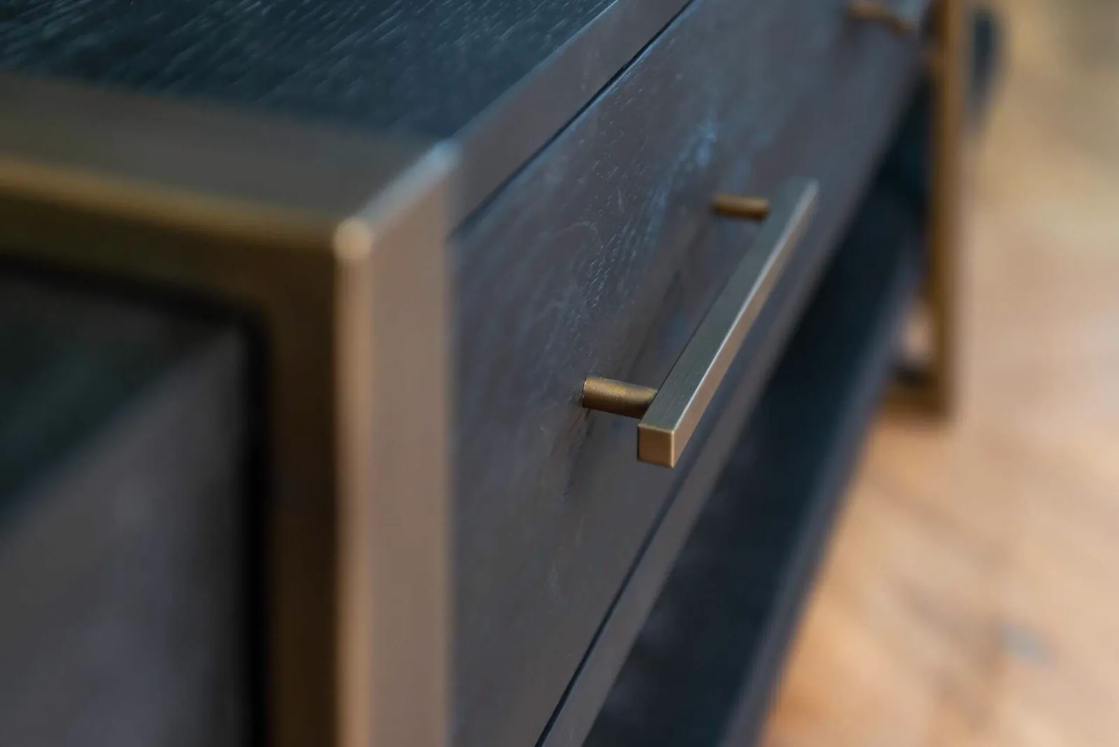 Nahaufnahme der dunklen Schublade des TV-Sideboards Cambon dark coffee mit einem goldfarbenen Griff - Richmond Interiors