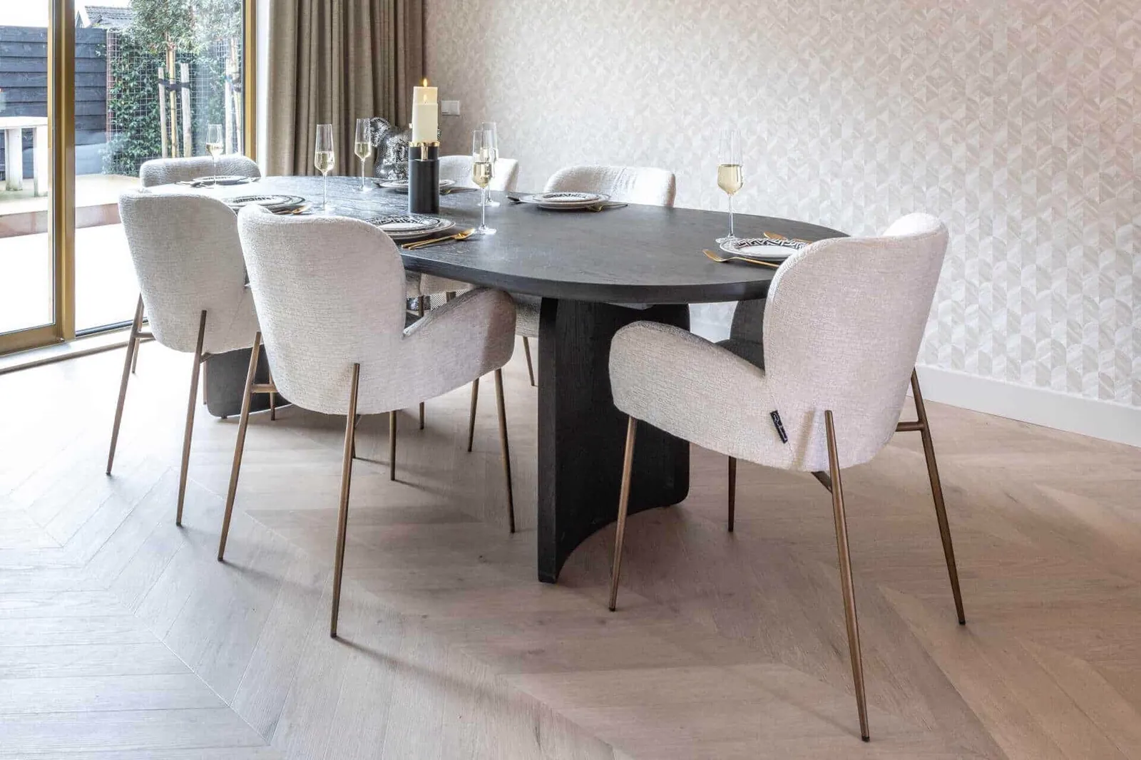 Eetkamerstoel Amber cream fusion fire retardant in een moderne eetkamer met een donkere eettafel - Richmond Interiors