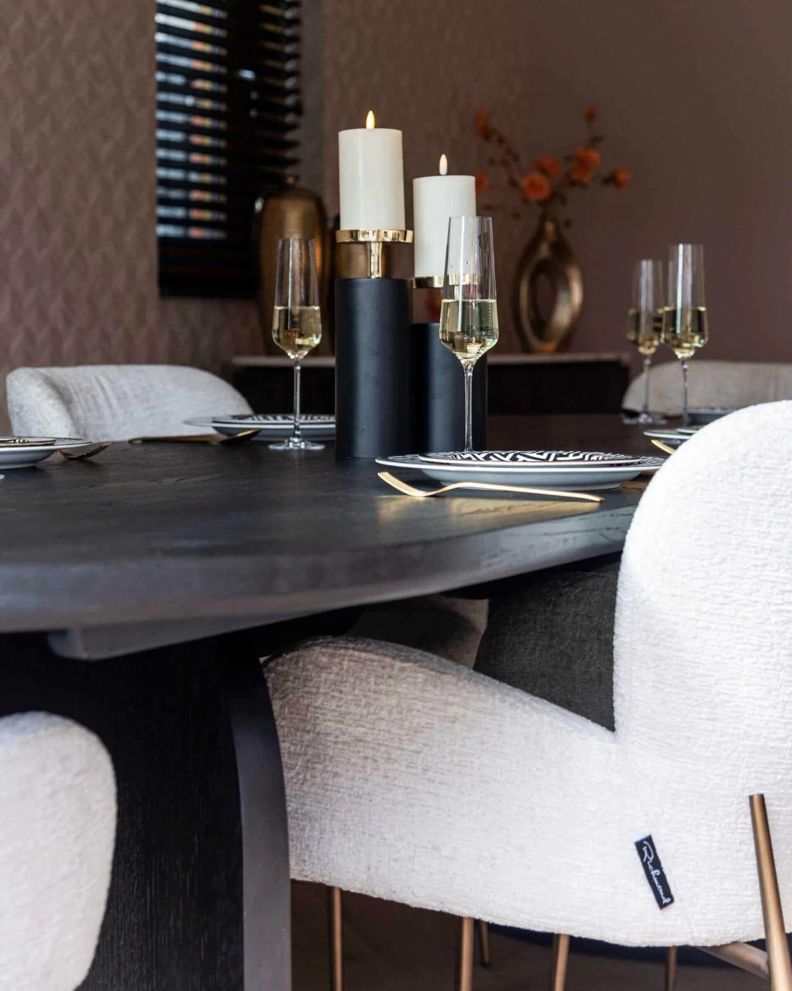 Eetkamerstoel Amber cream fusion fire retardant aan een eettafel met champagneglazen en kaarsen - Richmond Interiors