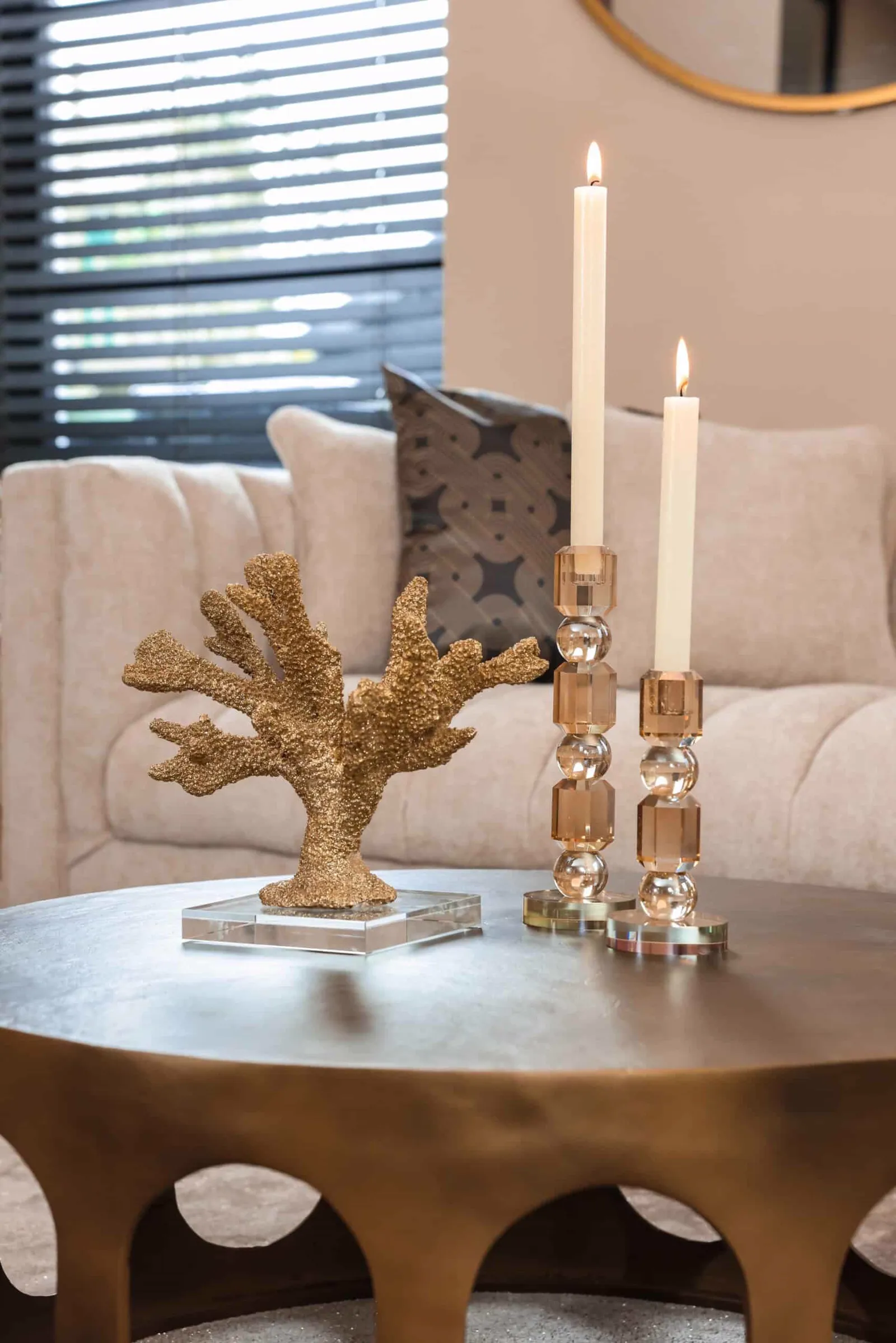 De Salontafel Du Pont brushed gold in een sfeervolle woonkamer, met decoratie en een bank op de achtergrond - Richmond Interiors