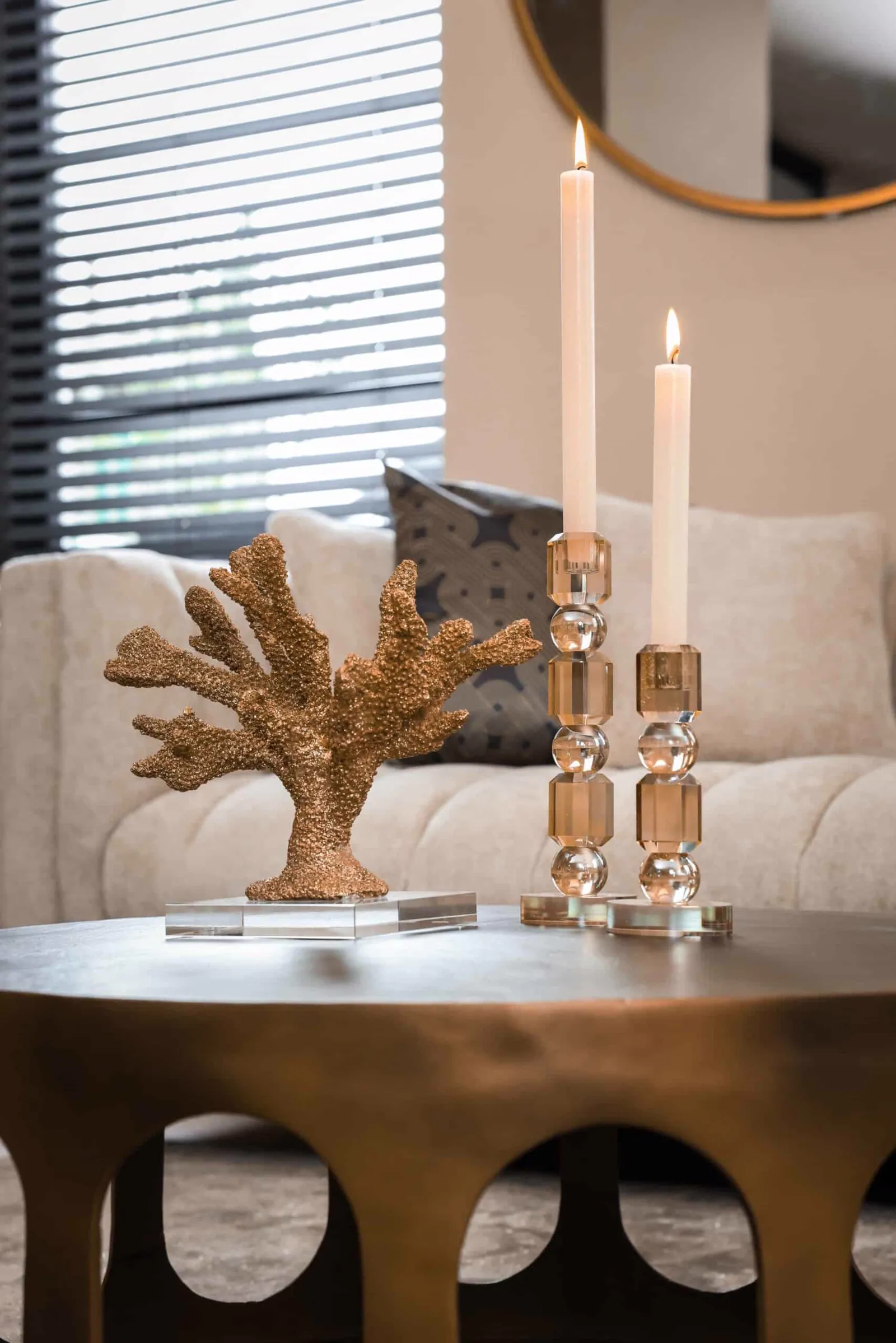 Salontafel Du Pont brushed gold in een woonkamer setting met decoratie en een bank op de achtergrond - Richmond Interiors