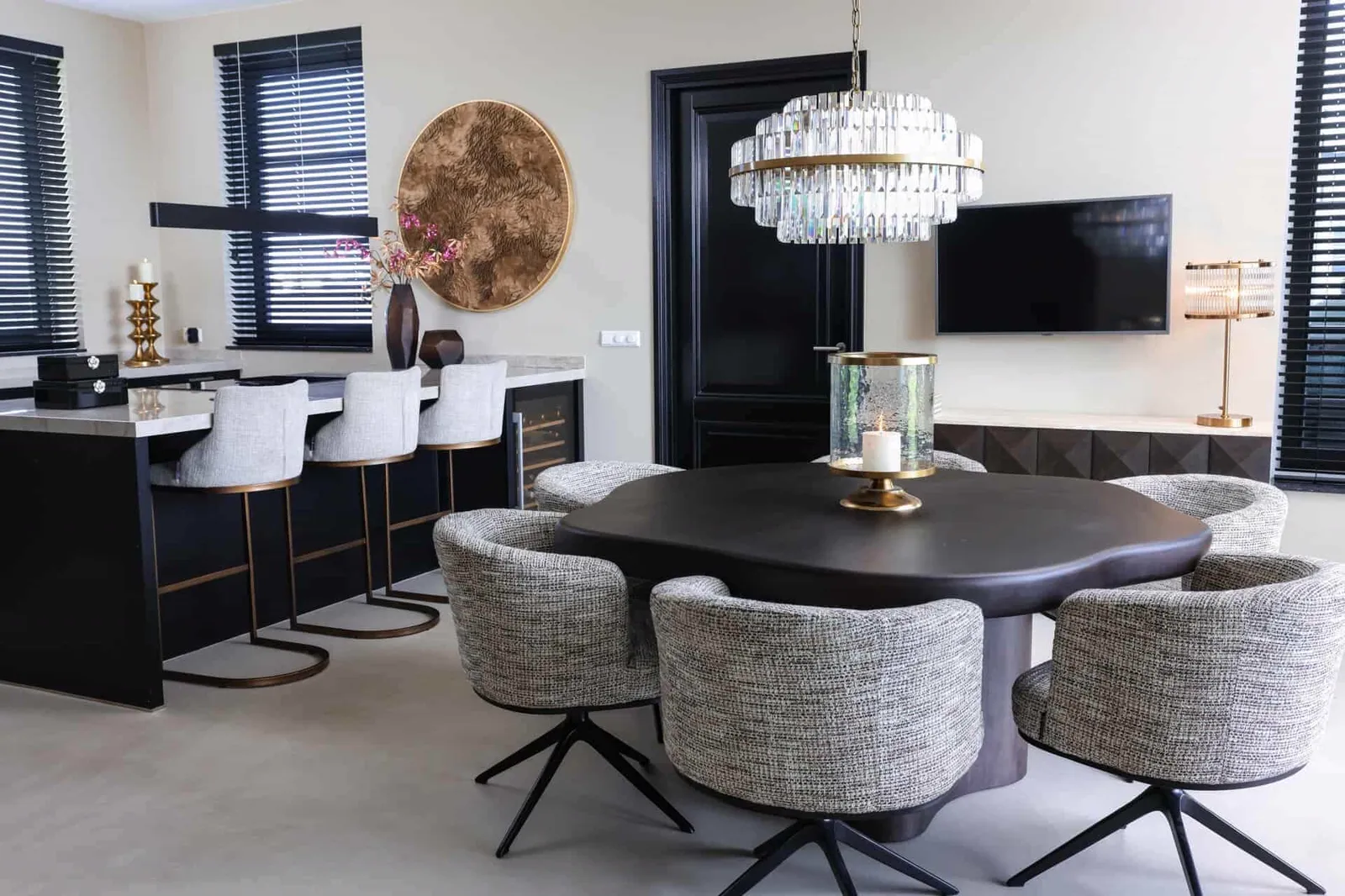 Tischleuchte Loiza Brushed Gold auf einem Sideboard in einem modernen Interieur mit einem Fernseher an der Wand - Richmond Interiors