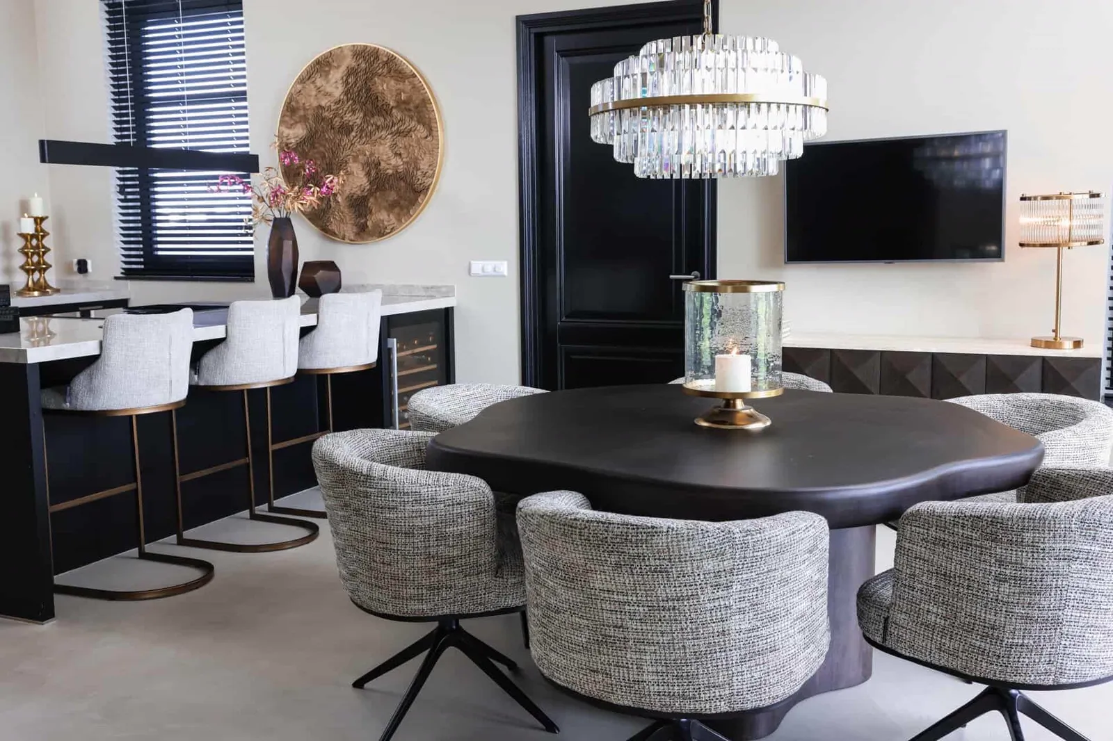 Tischleuchte Loiza Brushed Gold auf einem Sideboard in einem modernen Interieur mit Fernseher und Kronleuchter - Richmond Interiors