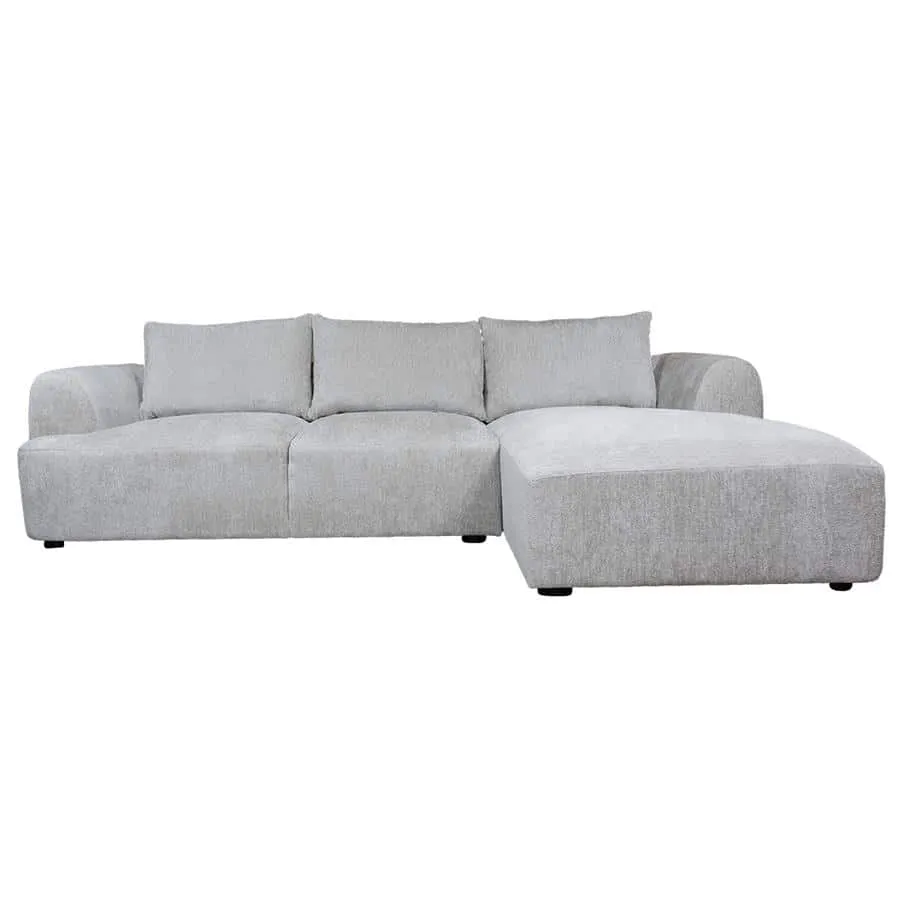 De Canterbury 2.5-AL + Chaise R - Mona 110 Sand bankstel op een witte achtergrond - Tower Living