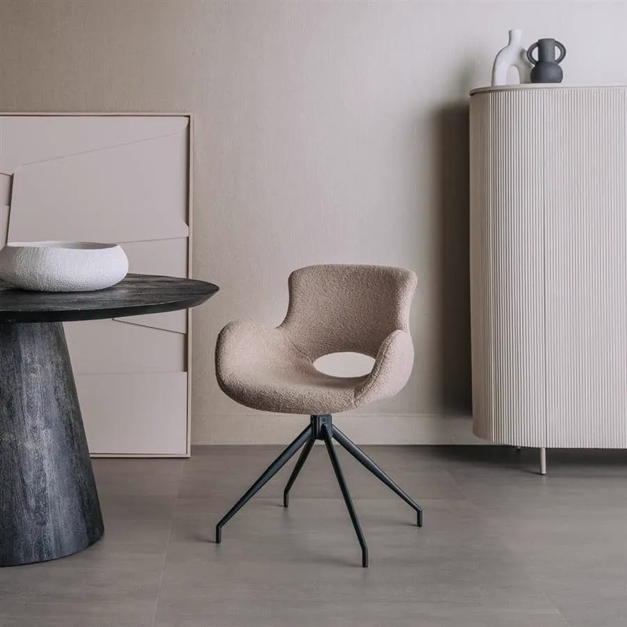 Der drehbare Campo Sessel aus Stoff Teddy MJ83 Hellbraun steht in einem modernen Wohnzimmer neben einem runden Tisch - Tower Living