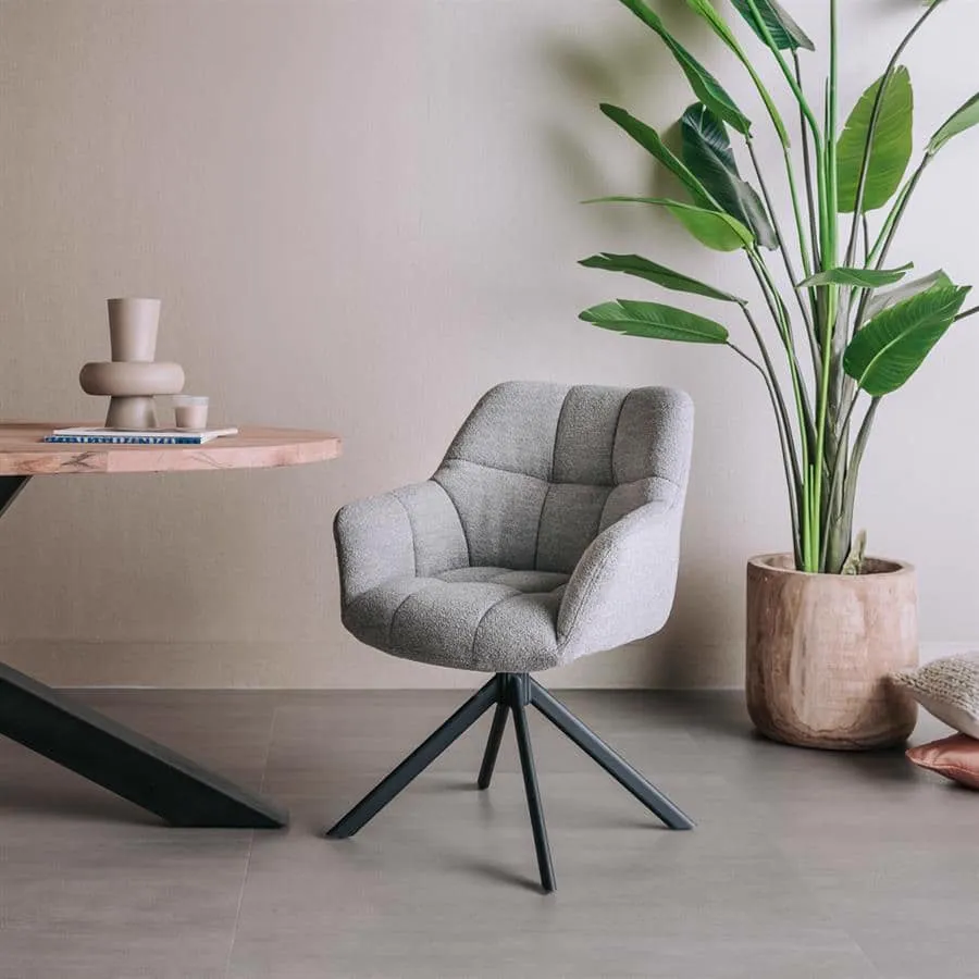 Der Alba Armlehnstuhl - Alpine steel 149 (drehbar) in einem Interieur mit Holztisch und großer Pflanze - Tower Living