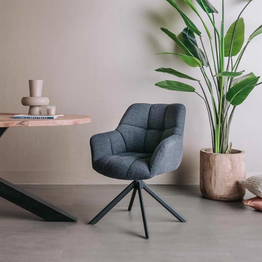 Der Alba Armsessel - Alpine indigo 90 (drehbar) in einem modernen Wohnzimmer mit Pflanze und Holztisch - Tower Living