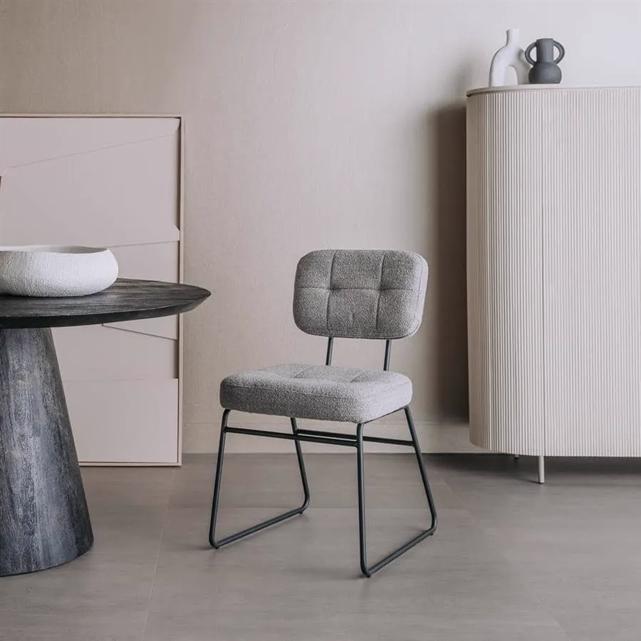 De Padola Stoel - fabric Alpine 11 Grey in een moderne eetkamer met een ronde tafel - Tower Living