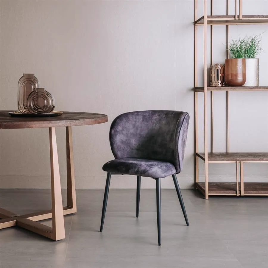 De Perano Stoel - fabric Adore 29 Dark grey staat in een moderne studio naast een houten tafel - Tower Living
